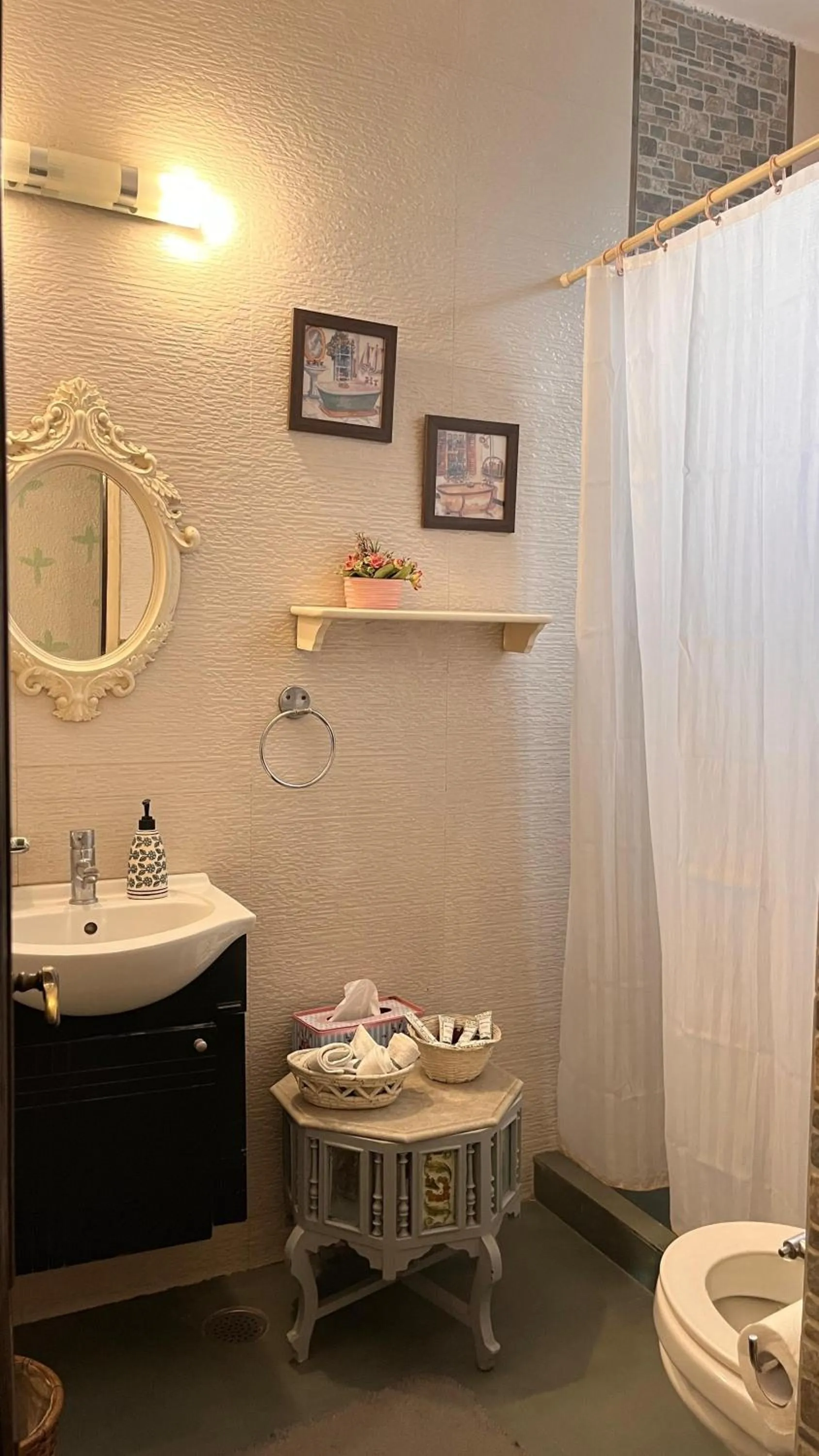 Toilet in On The House - Bed and Breakfast