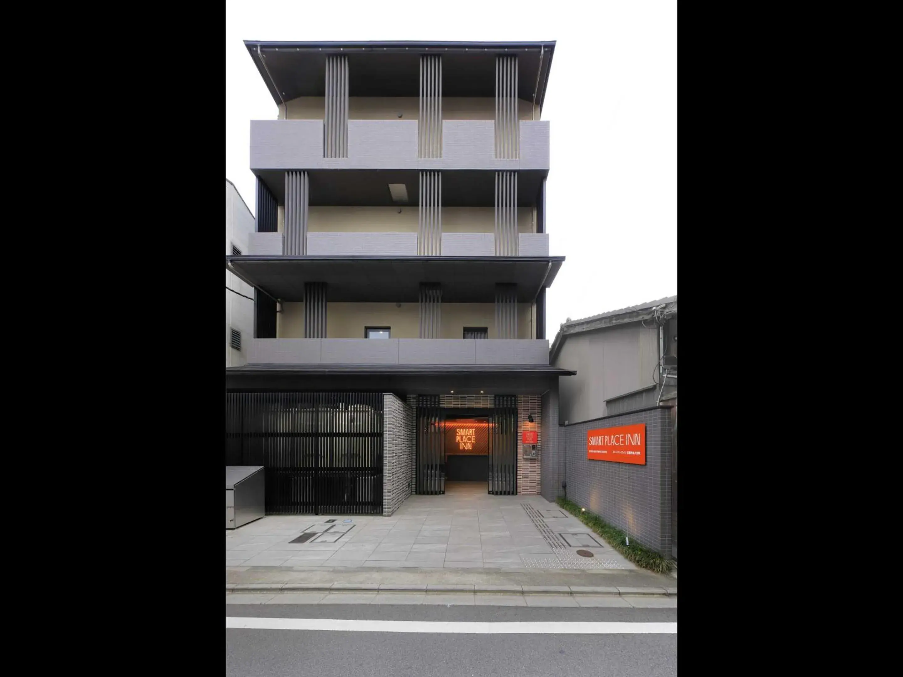 Property building in Smart Place Inn Kyoto Shijo Omiya Station Property building in Smart Place Inn Kyoto Shijo Omiya Station