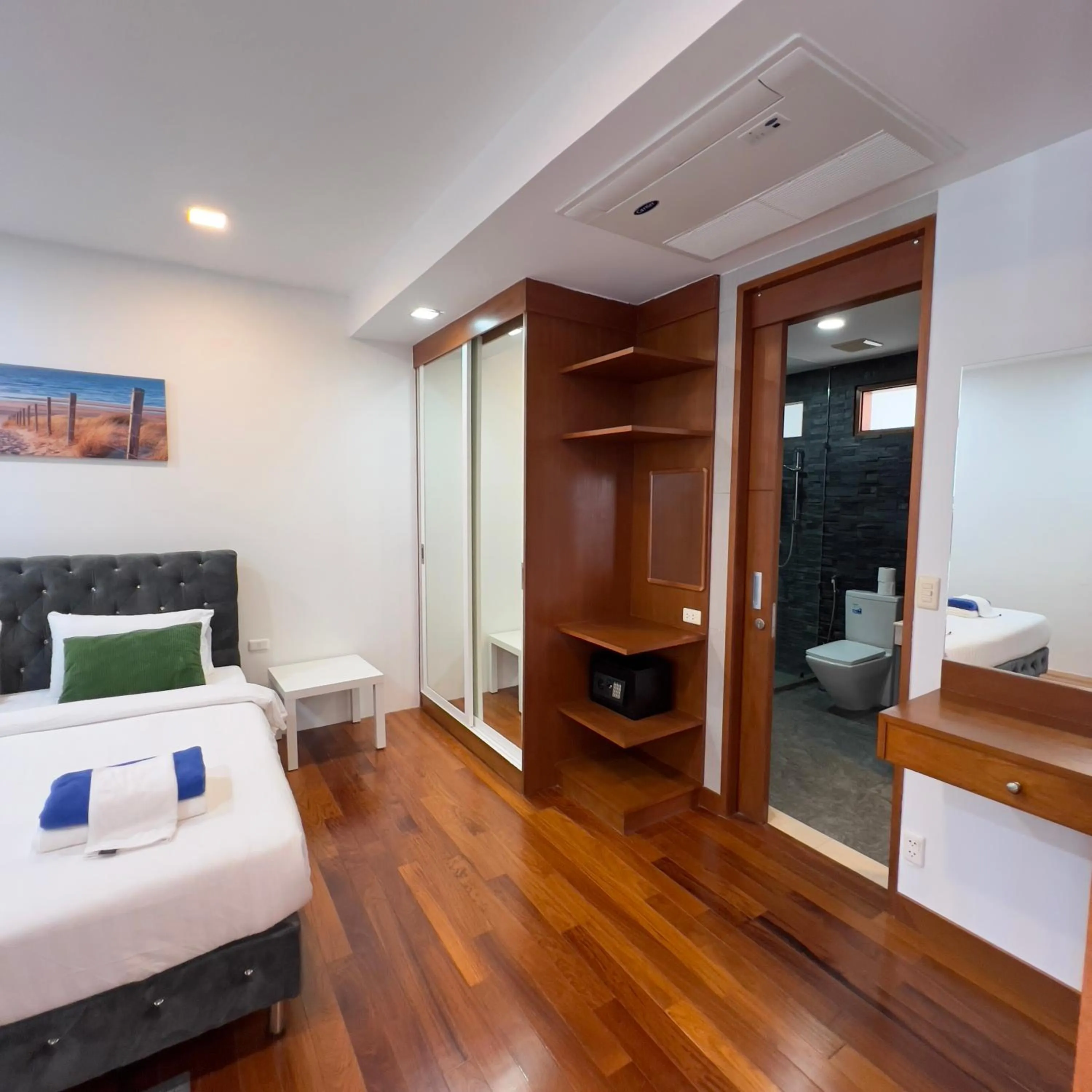 Photo of the whole room, Bed in Q Kata Residence