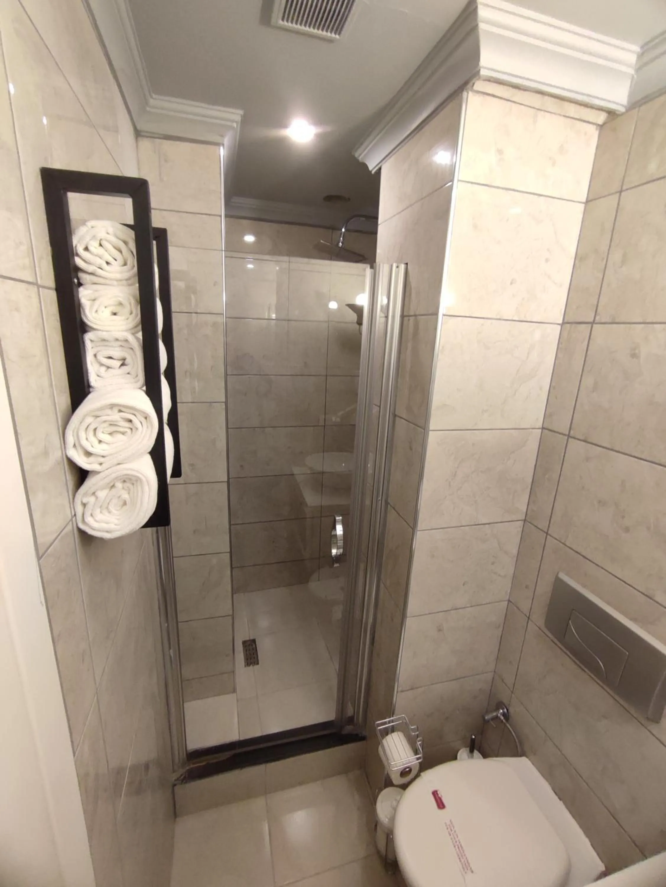 Bathroom in Jakaranda Hotel