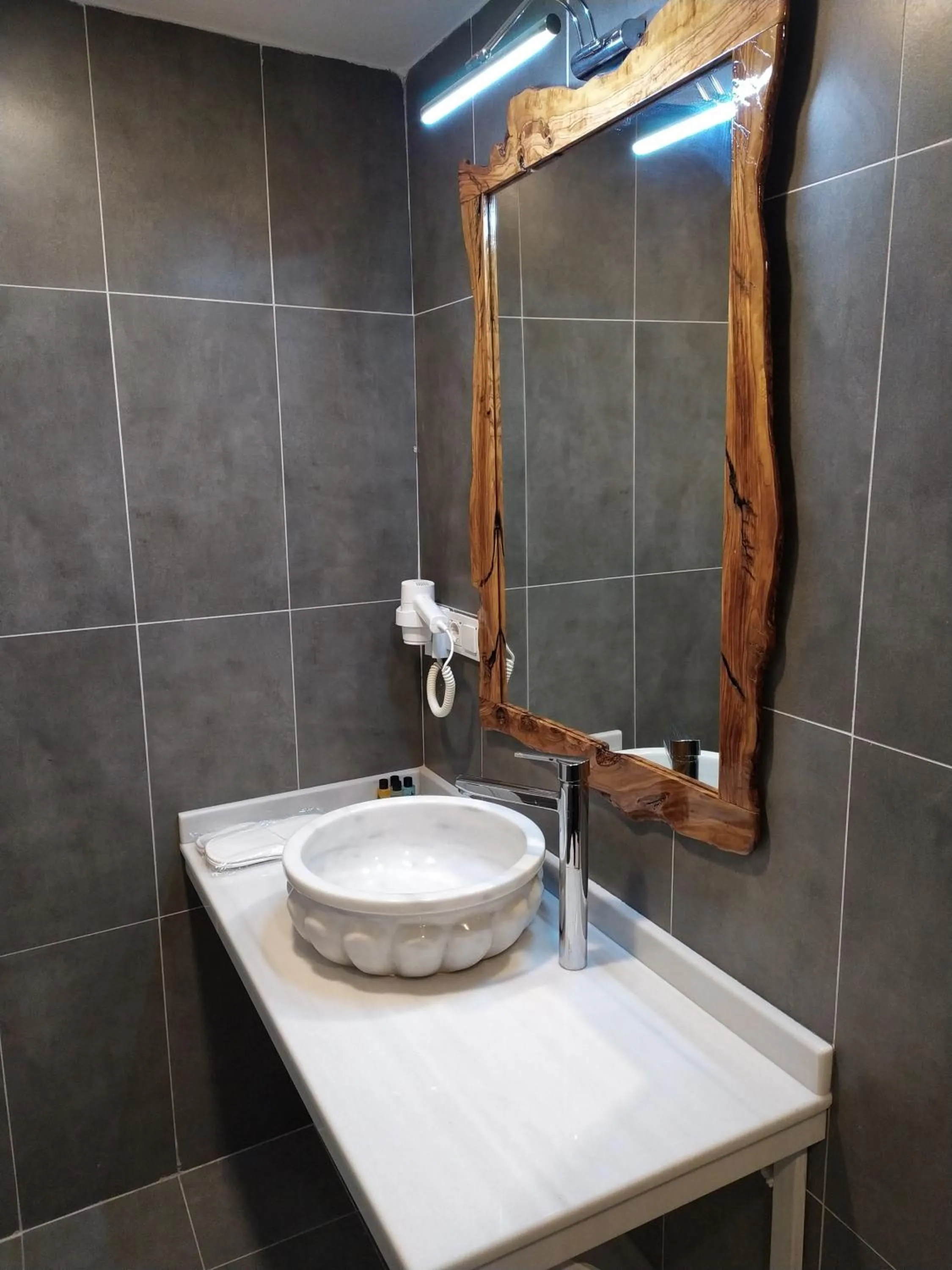 Bathroom in Jakaranda Hotel