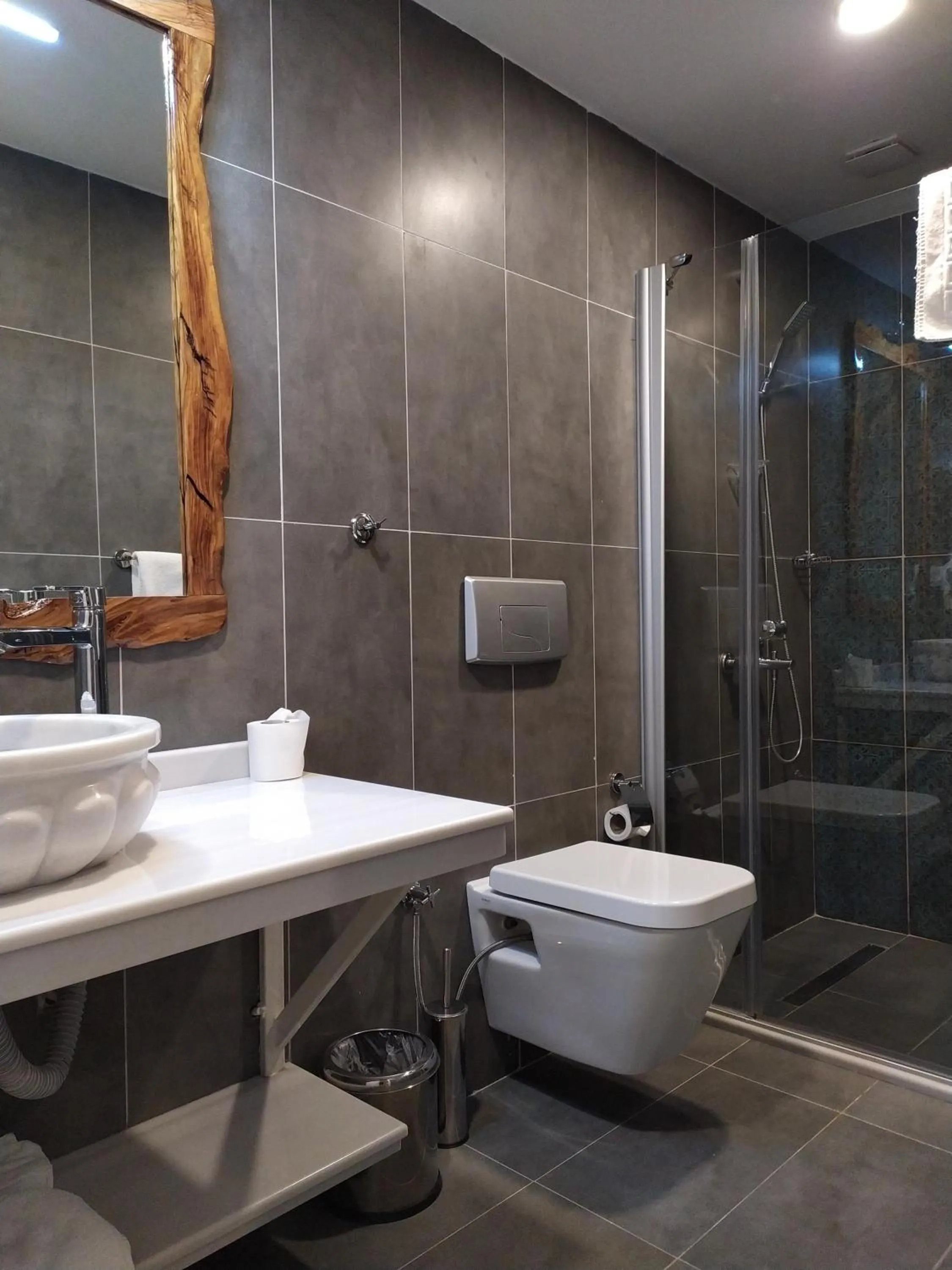 Shower in Jakaranda Hotel