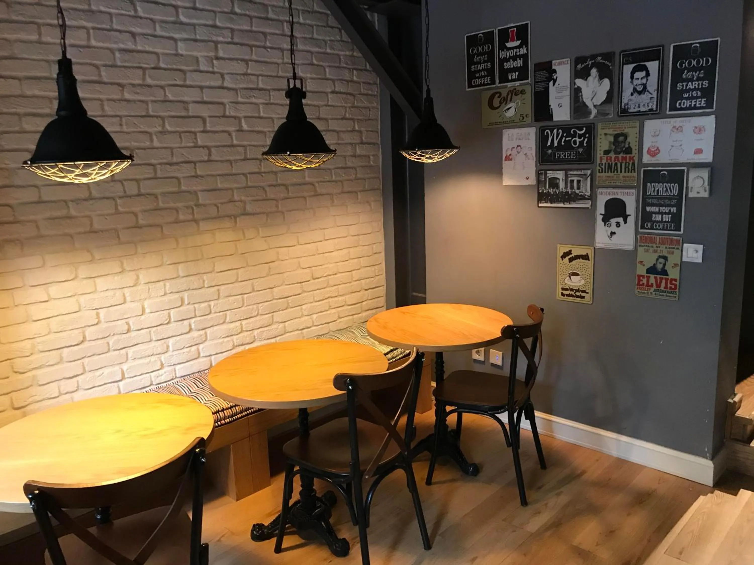 Restaurant/places to eat in Jakaranda Hotel