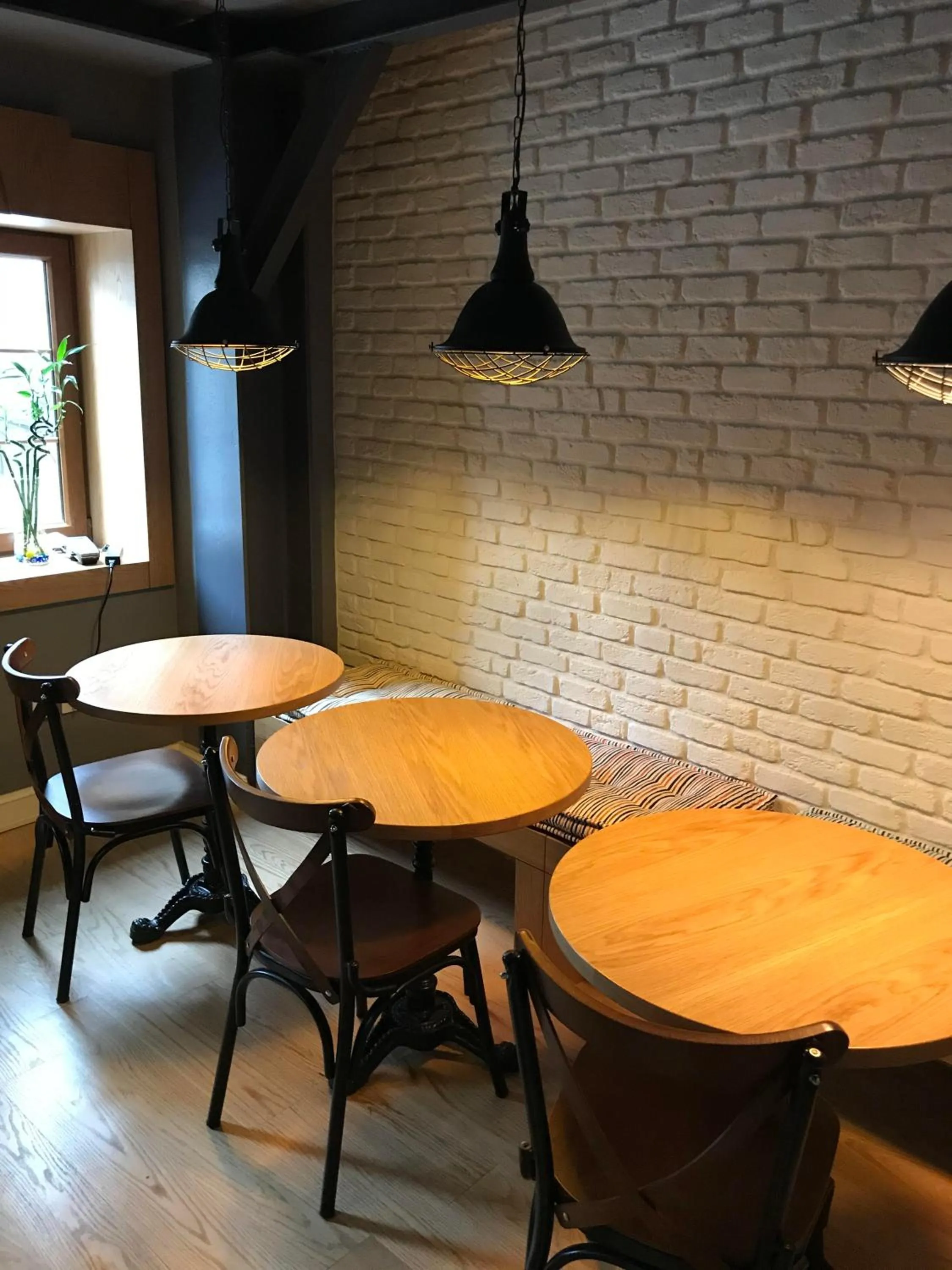 Restaurant/places to eat in Jakaranda Hotel