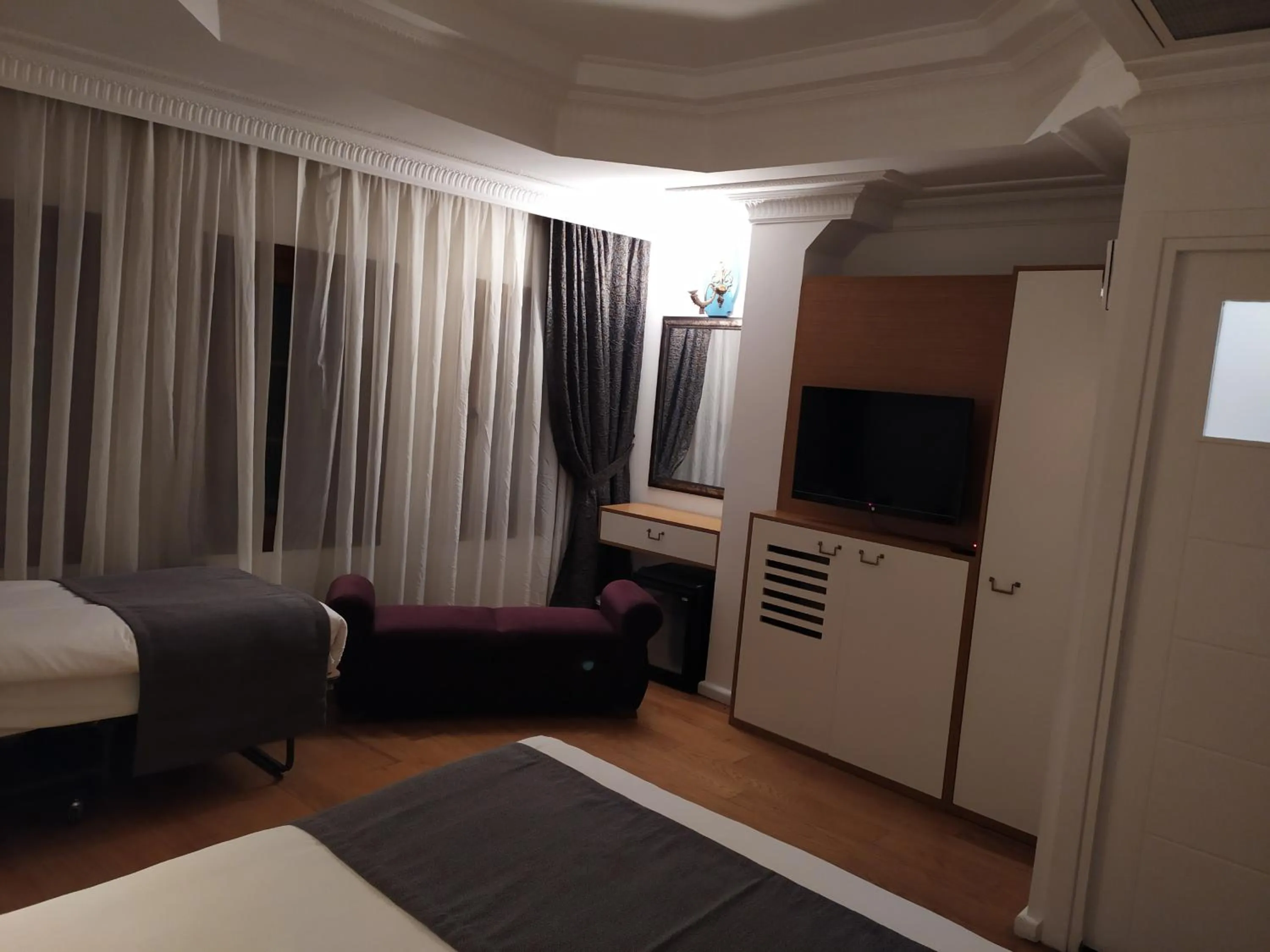 Photo of the whole room in Jakaranda Hotel