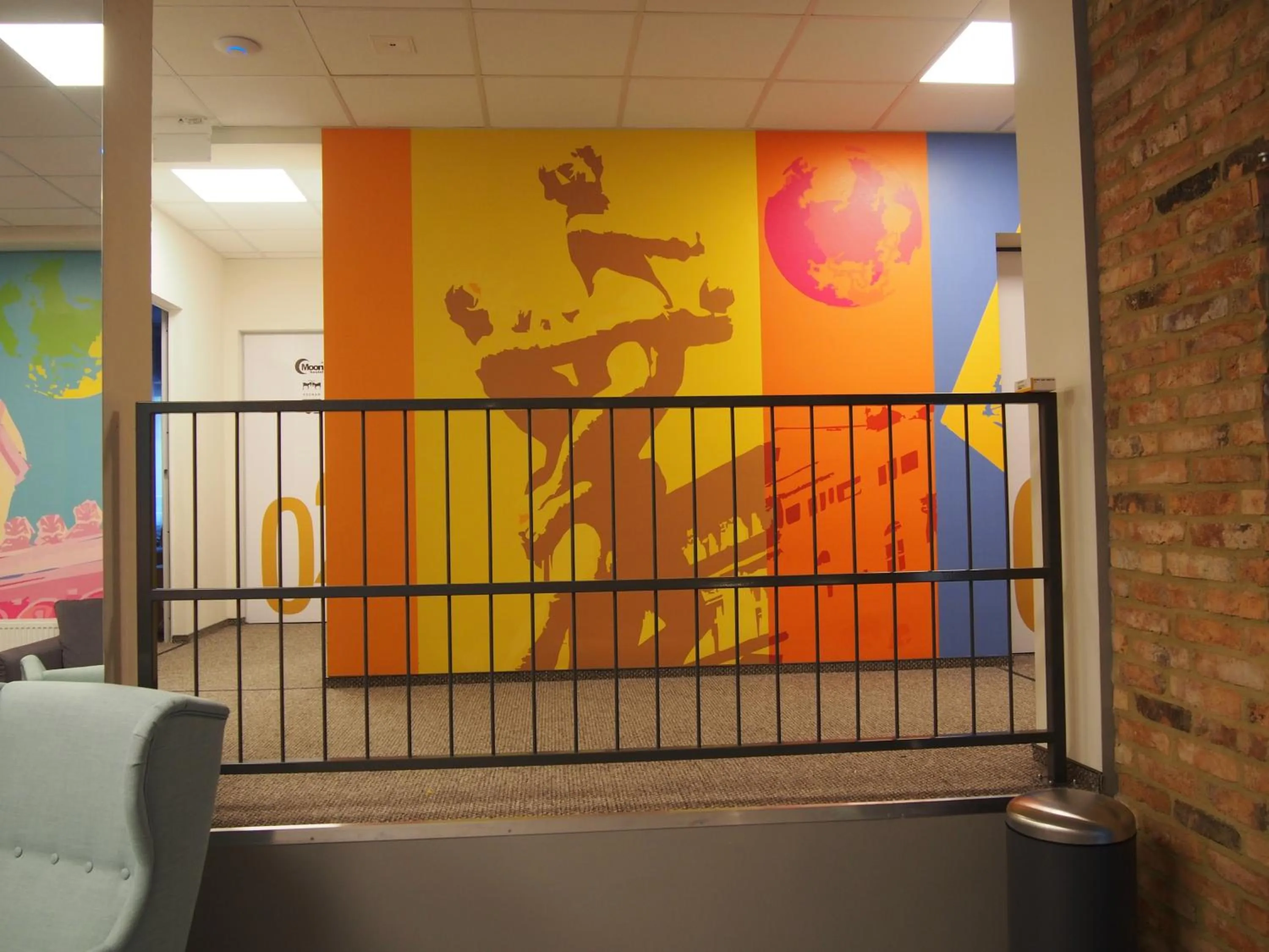 Communal lounge/ TV room in Moon Hostel Poznań