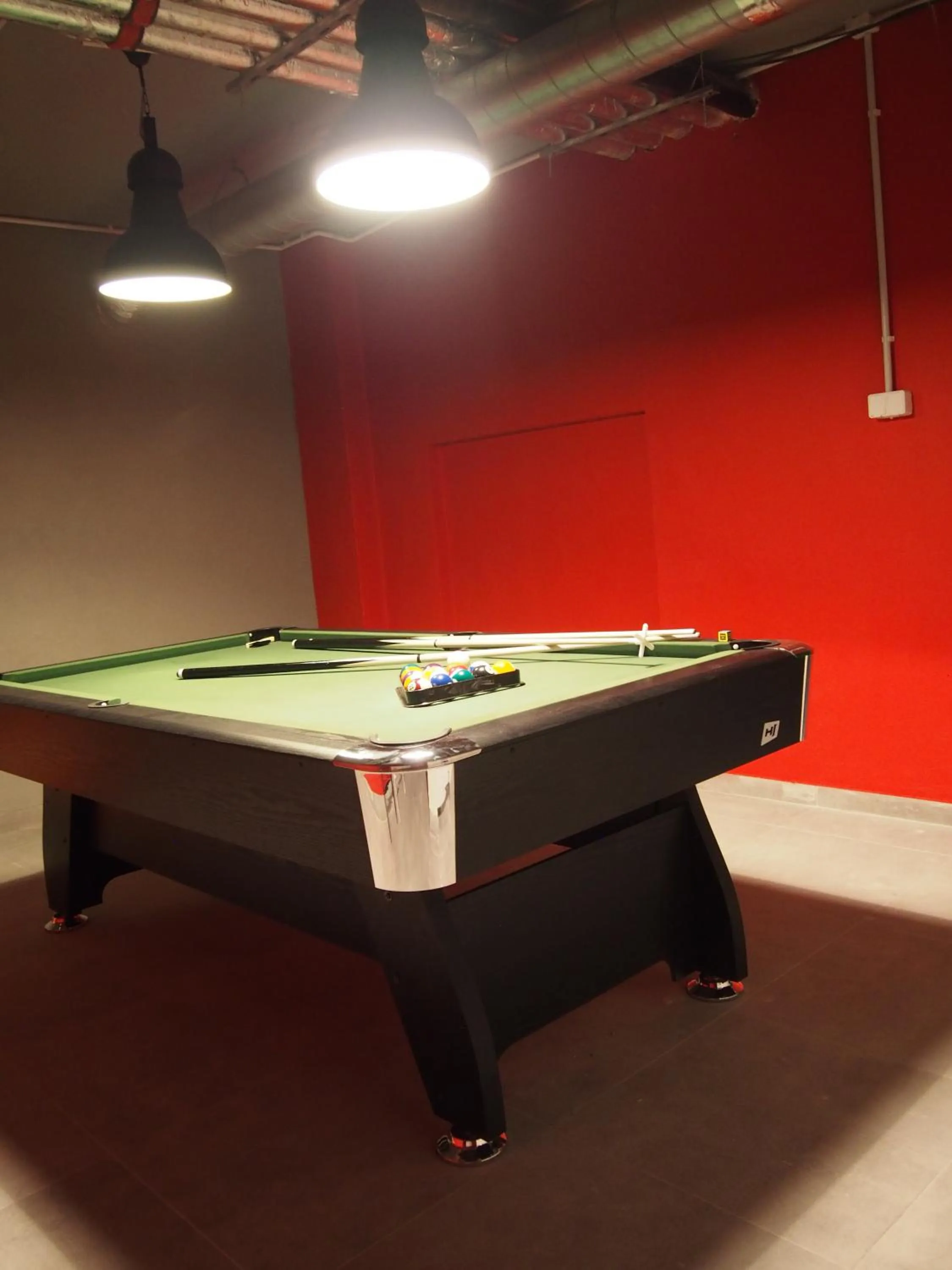 Billiard in Moon Hostel Poznań