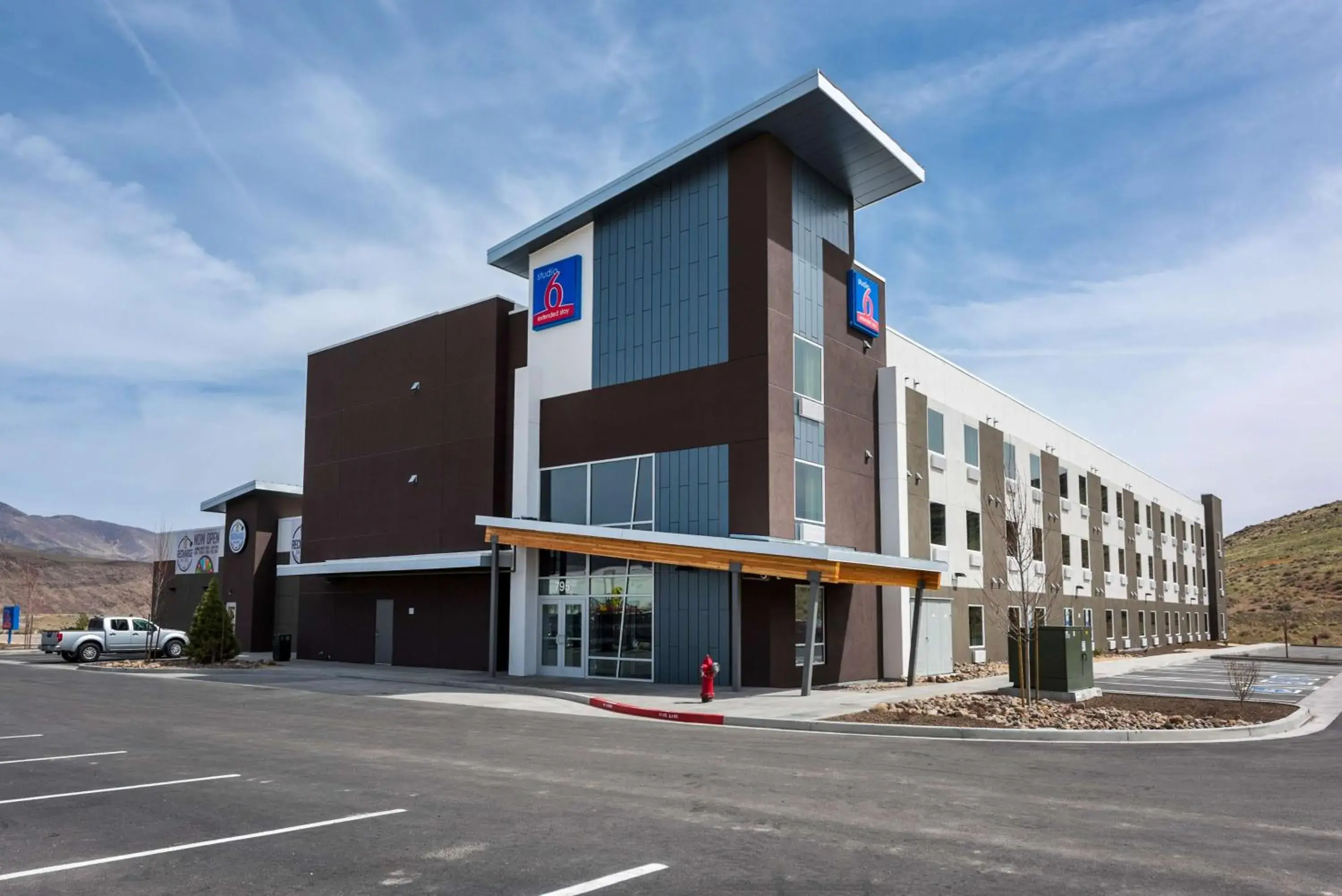 Property building in Studio 6-Mccarran, NV - Sparks - Tahoe - Reno Industrial Center Property building in Studio 6-Mccarran, NV - Sparks - Tahoe - Reno Industrial Center