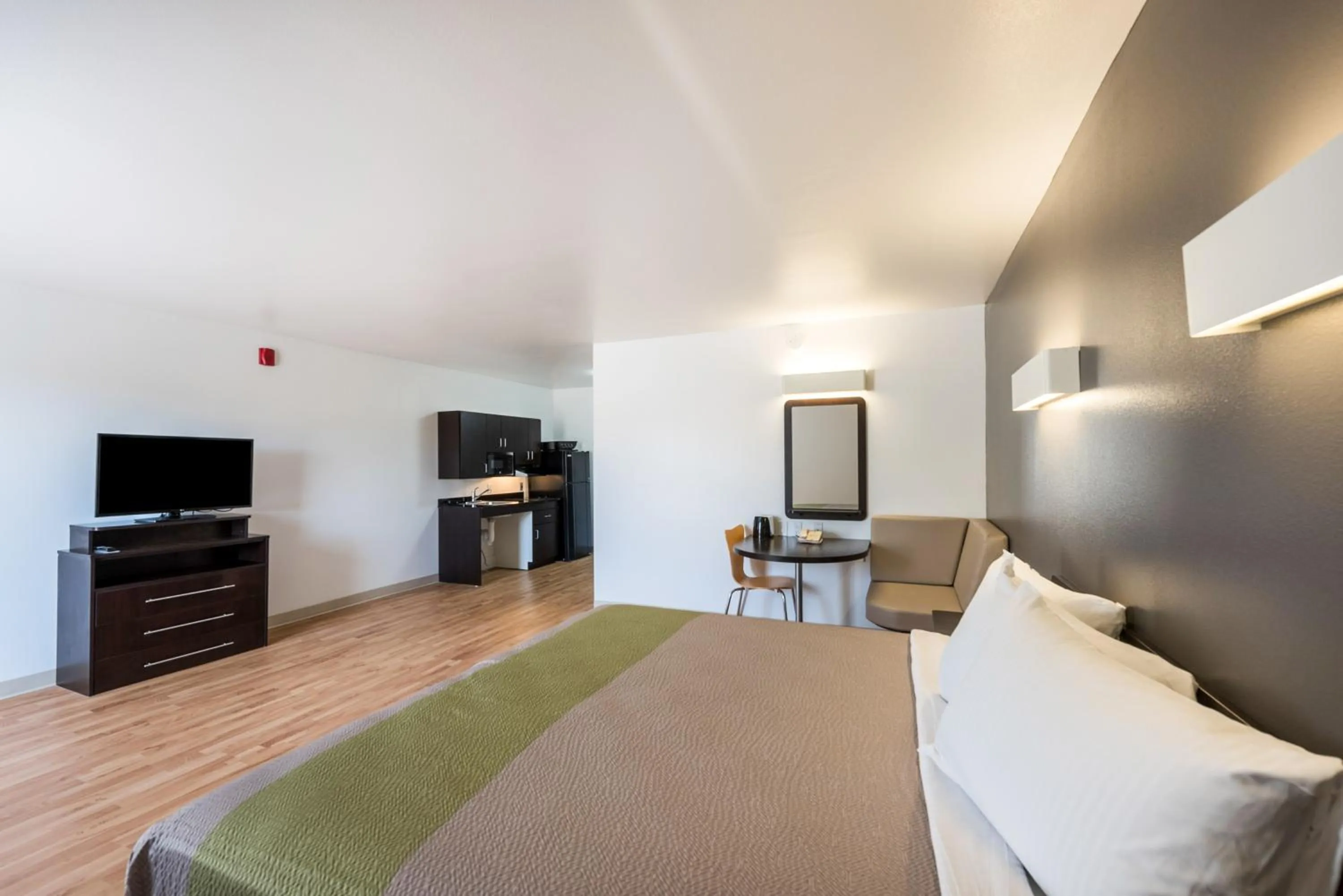 Bedroom, Bed in Studio 6-Mccarran, NV - Sparks - Tahoe - Reno Industrial Center