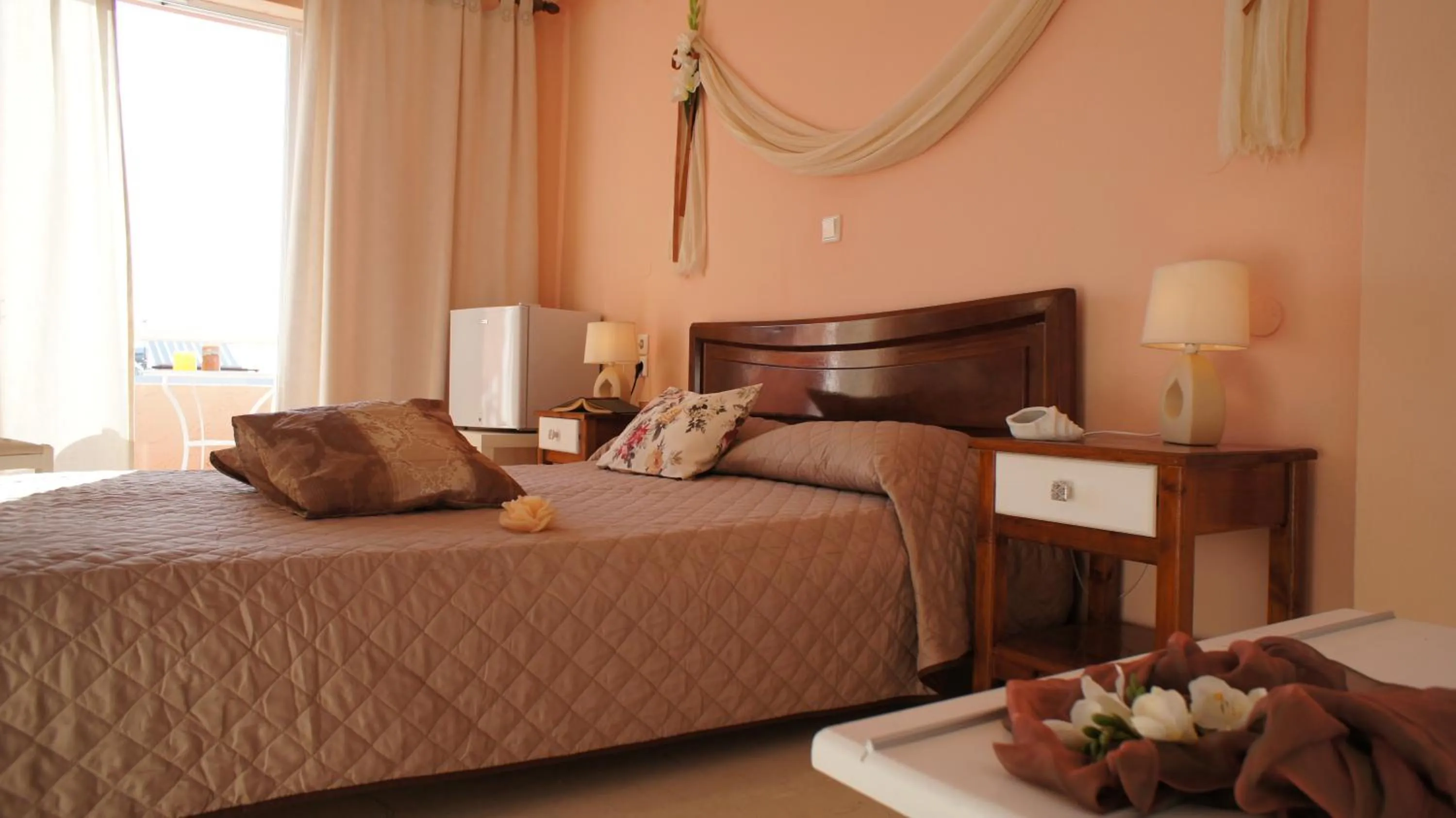 Photo of the whole room, Bed in Idi