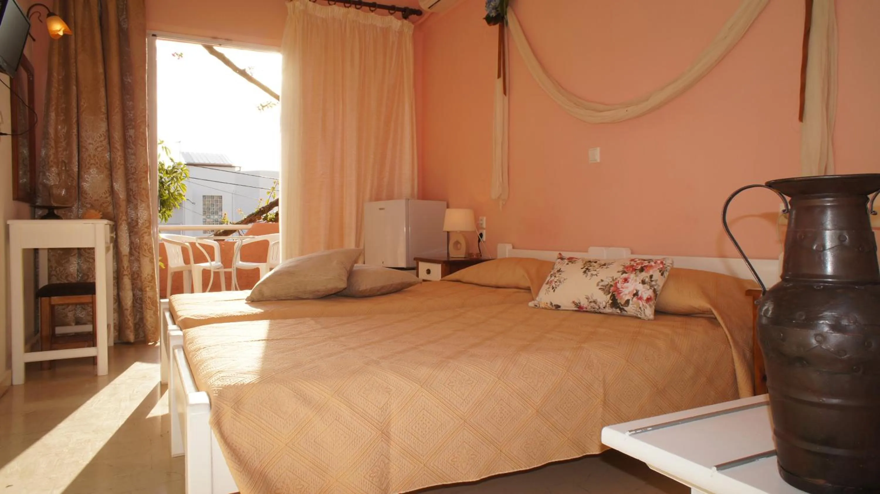 Photo of the whole room, Bed in Idi