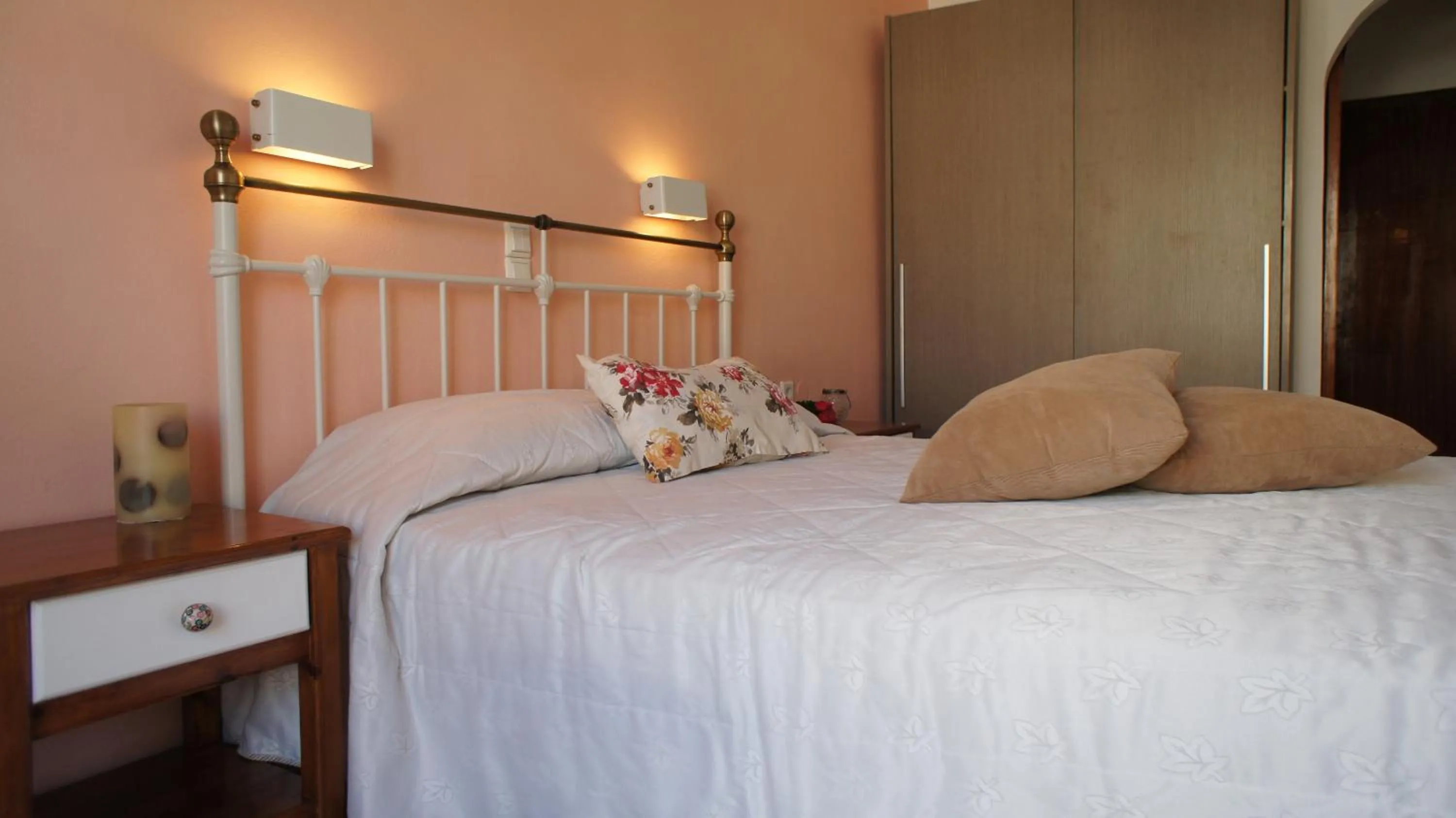 Photo of the whole room, Bed in Idi