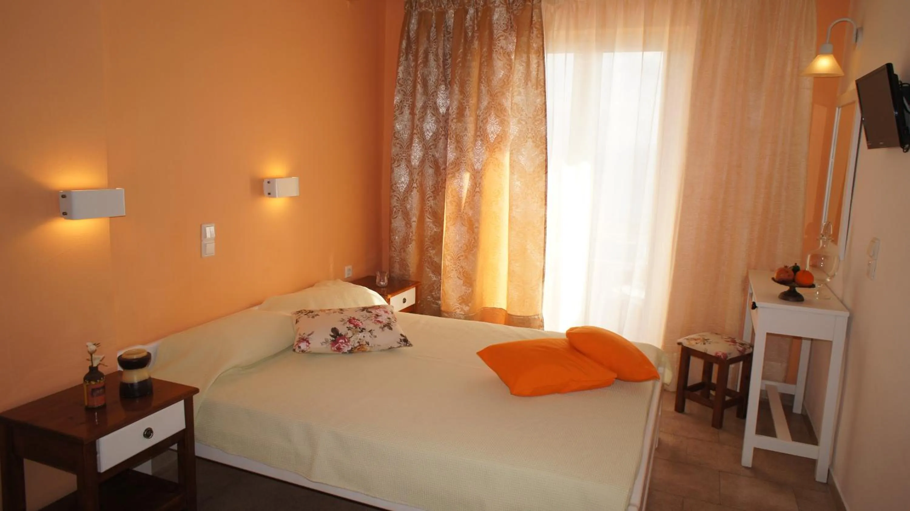 Photo of the whole room, Bed in Idi