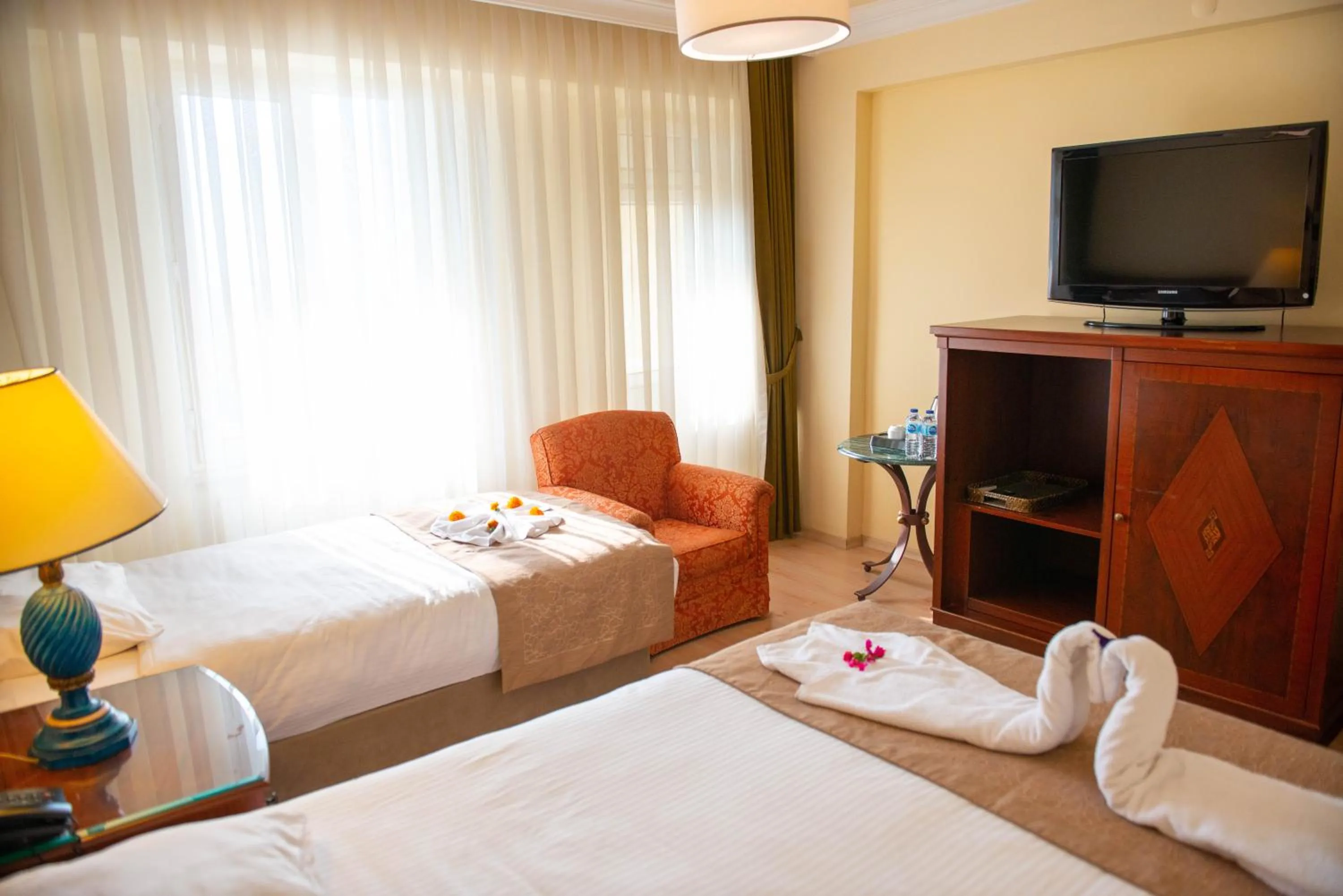 Communal lounge/ TV room, Bed in Hotel Simsek