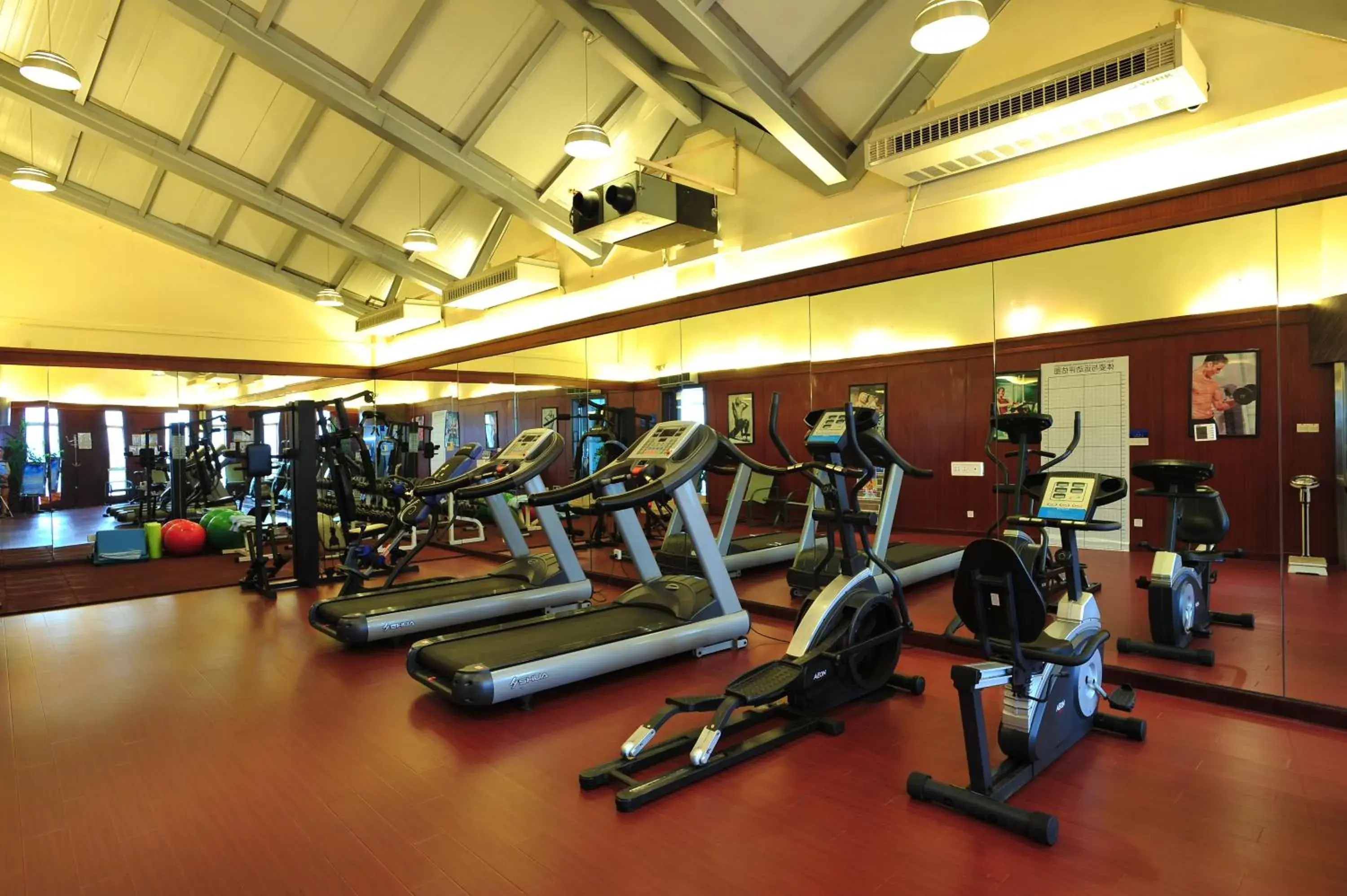 Fitness centre/facilities in The Royal Marina Plaza Hotel Guangzhou Fitness centre/facilities in The Royal Marina Plaza Hotel Guangzhou