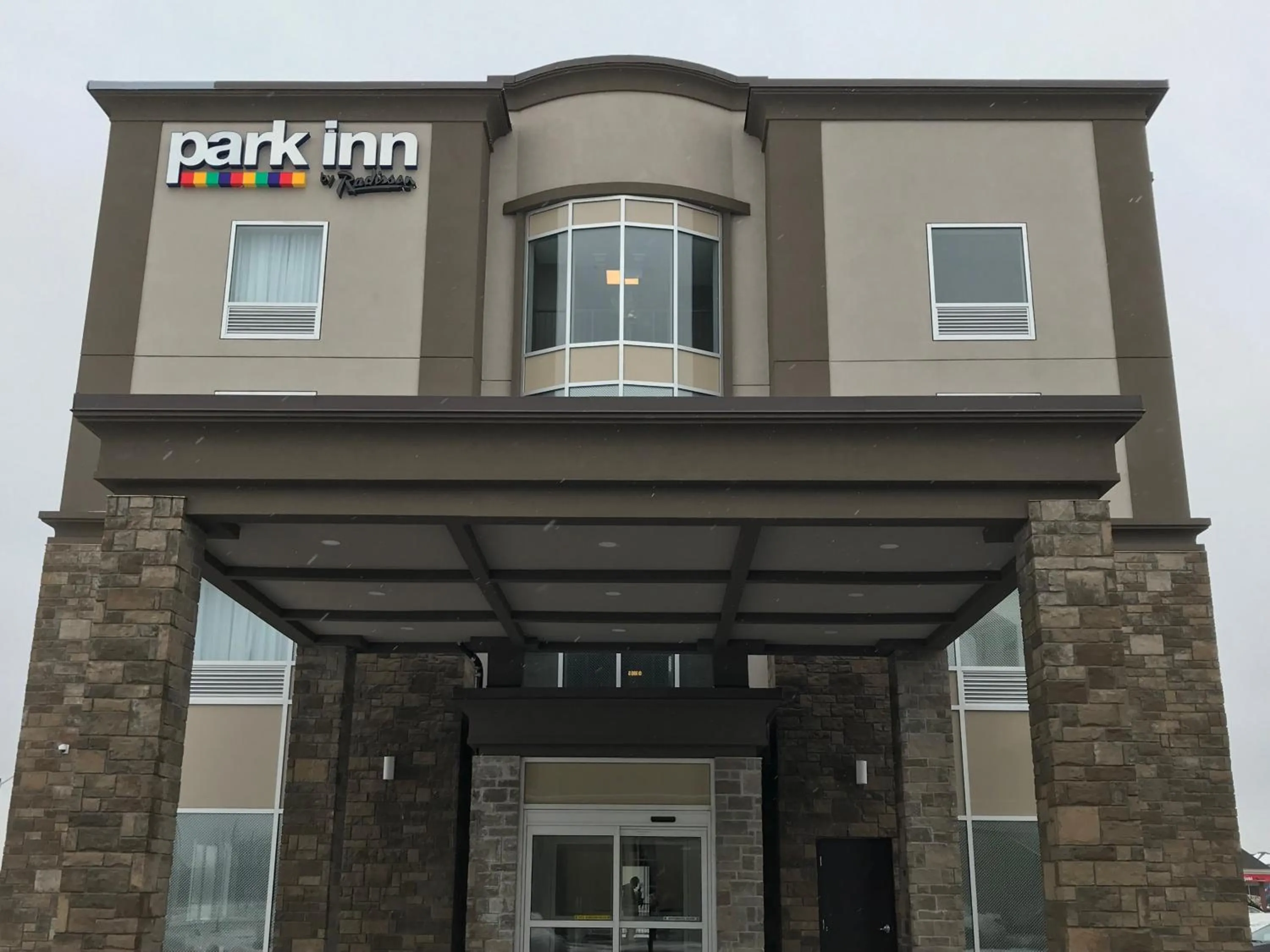 Facade/entrance in Park Inn by Radisson Brampton, ON