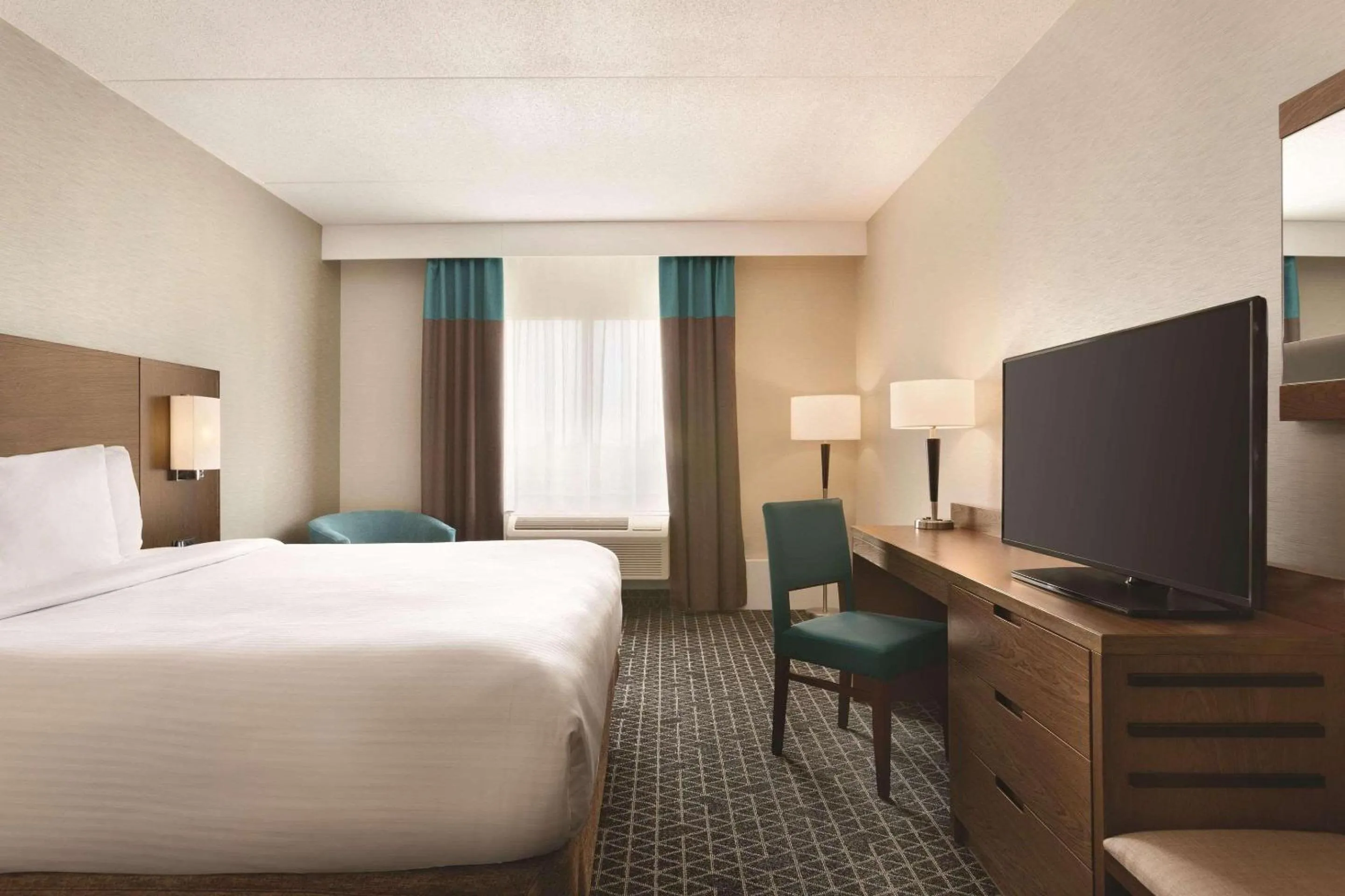 Bedroom, Bed in Park Inn by Radisson Brampton, ON