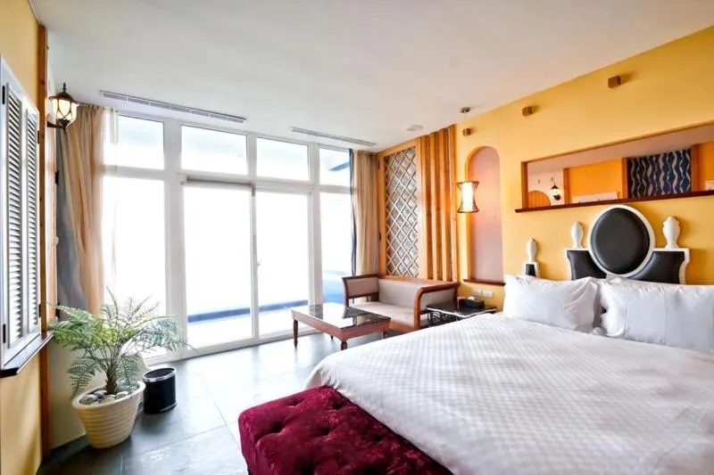 Bed in White House Hot Spring Beach Resort