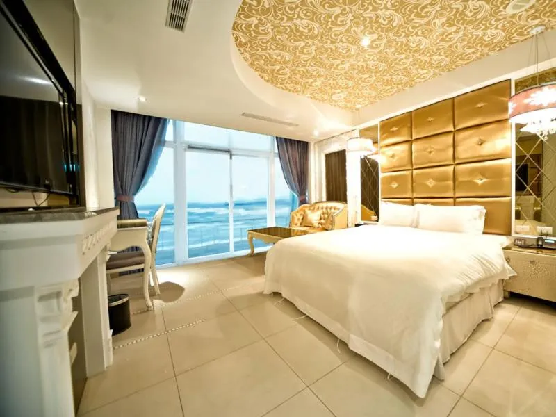 Bed in White House Hot Spring Beach Resort