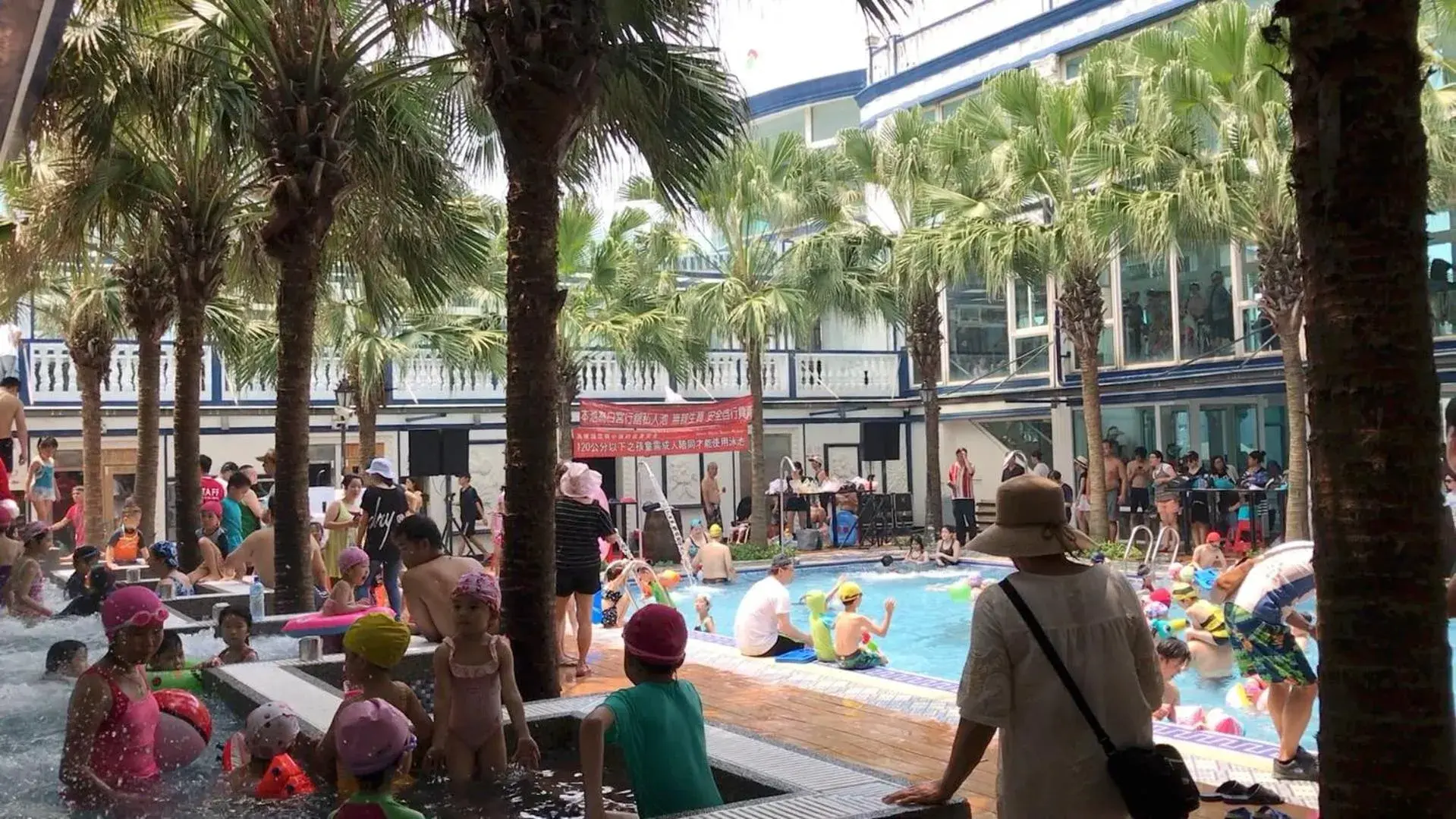 Swimming pool in White House Hot Spring Beach Resort