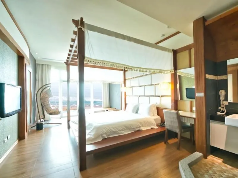 Bed in White House Hot Spring Beach Resort