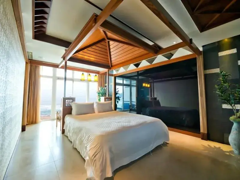 Bed in White House Hot Spring Beach Resort