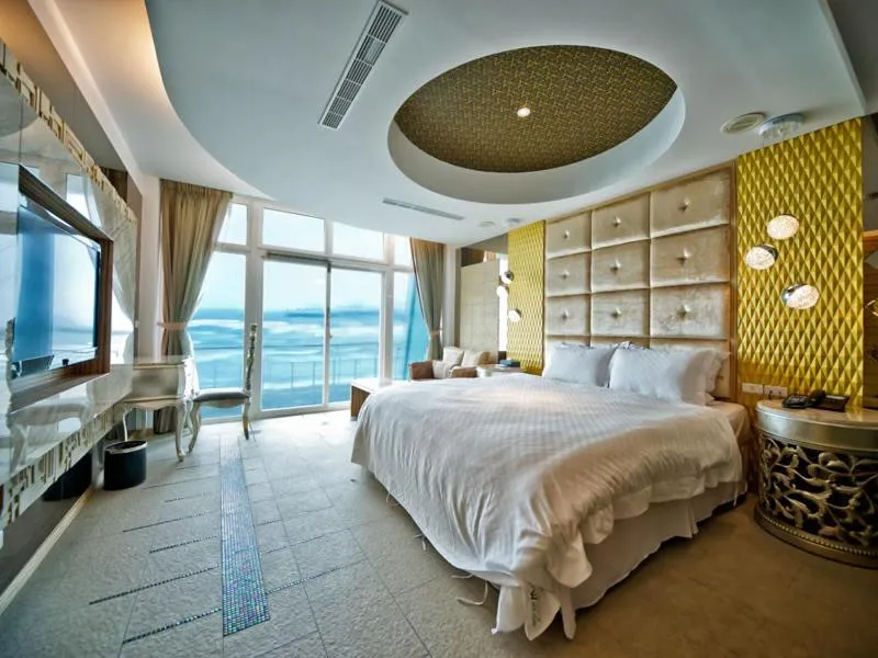 Bed in White House Hot Spring Beach Resort