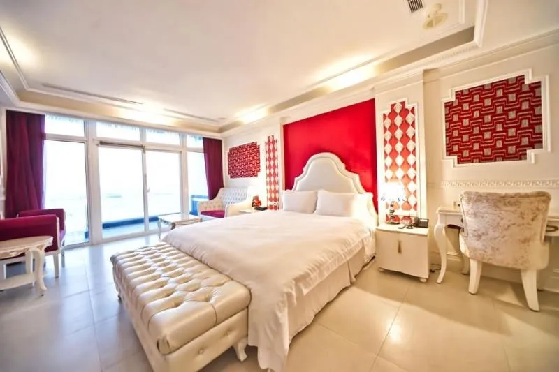 Bed in White House Hot Spring Beach Resort