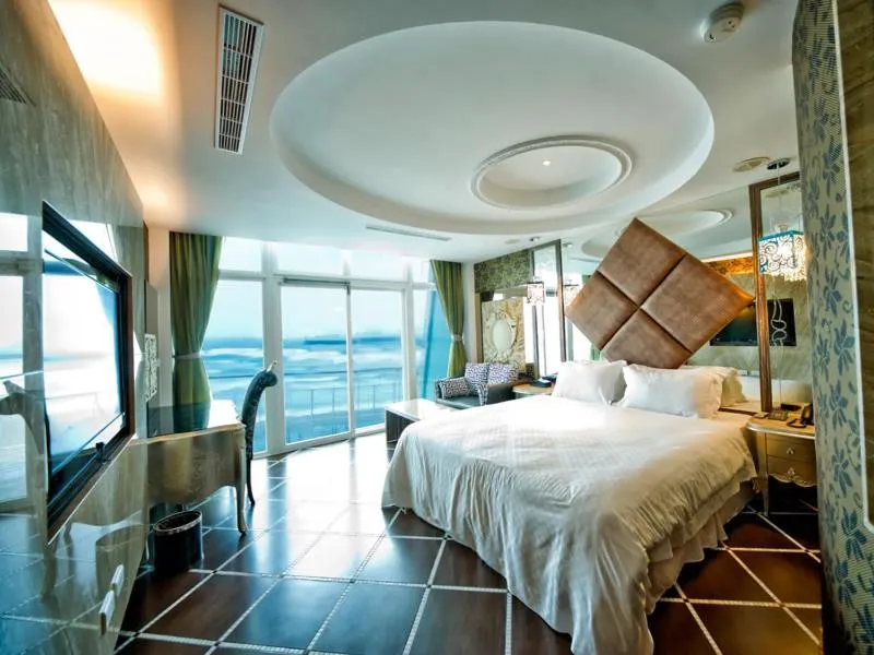 Bed in White House Hot Spring Beach Resort