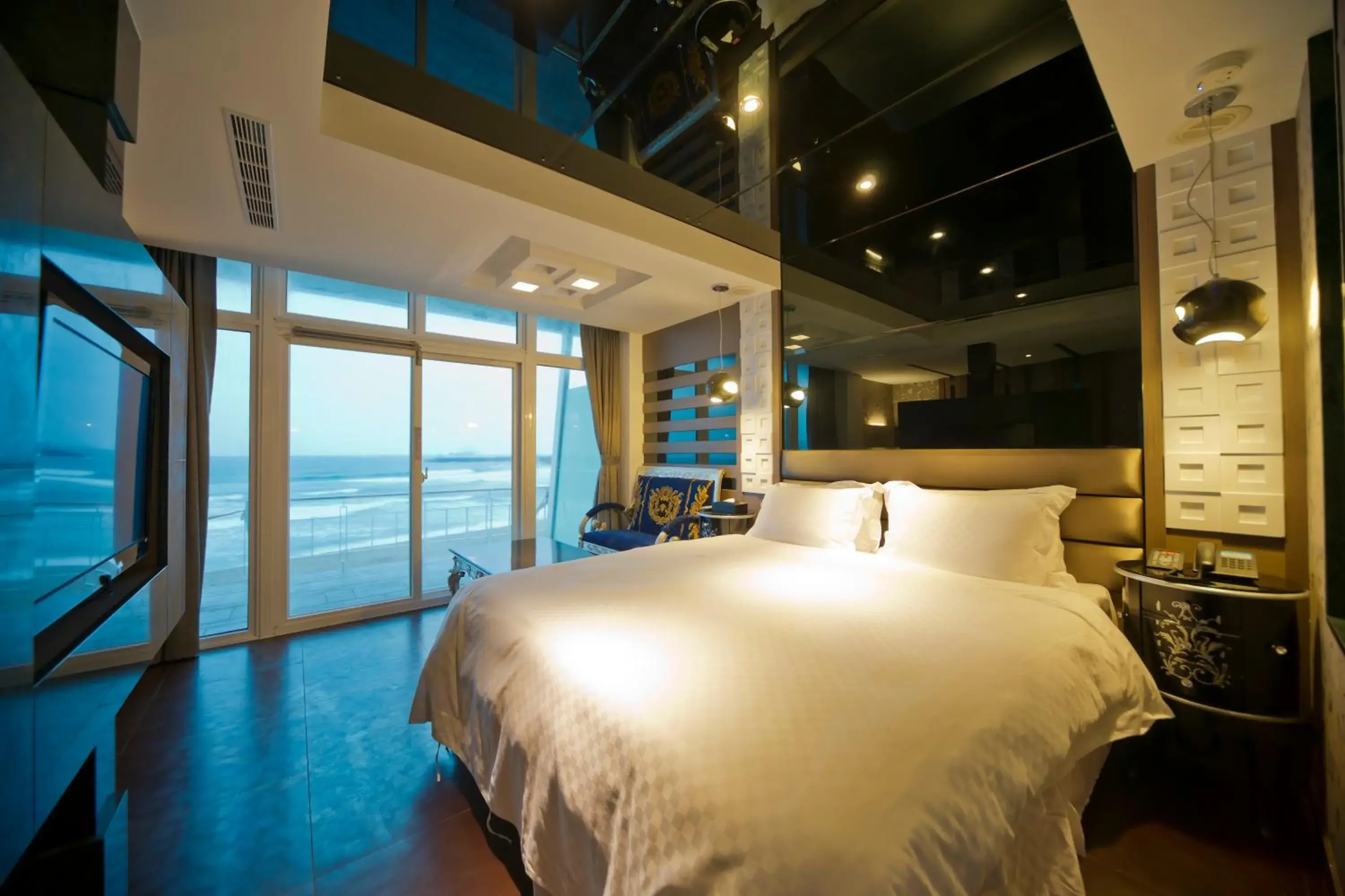 Day, Bed in White House Hot Spring Beach Resort