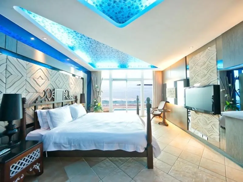 Bed in White House Hot Spring Beach Resort