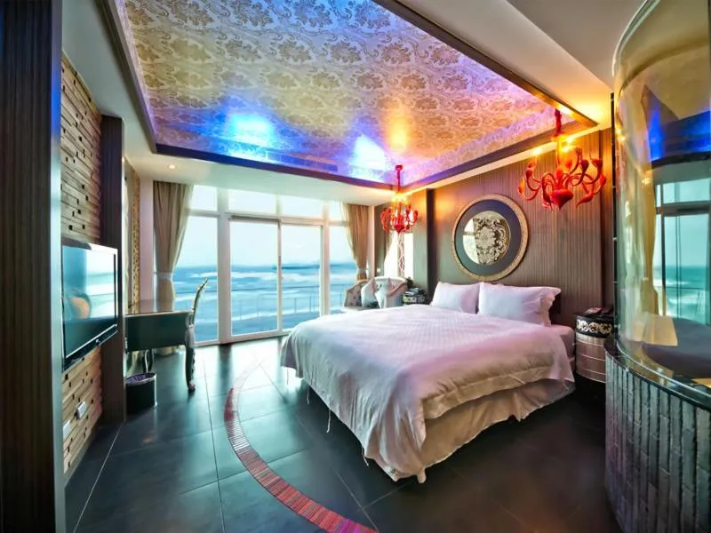 Bed in White House Hot Spring Beach Resort