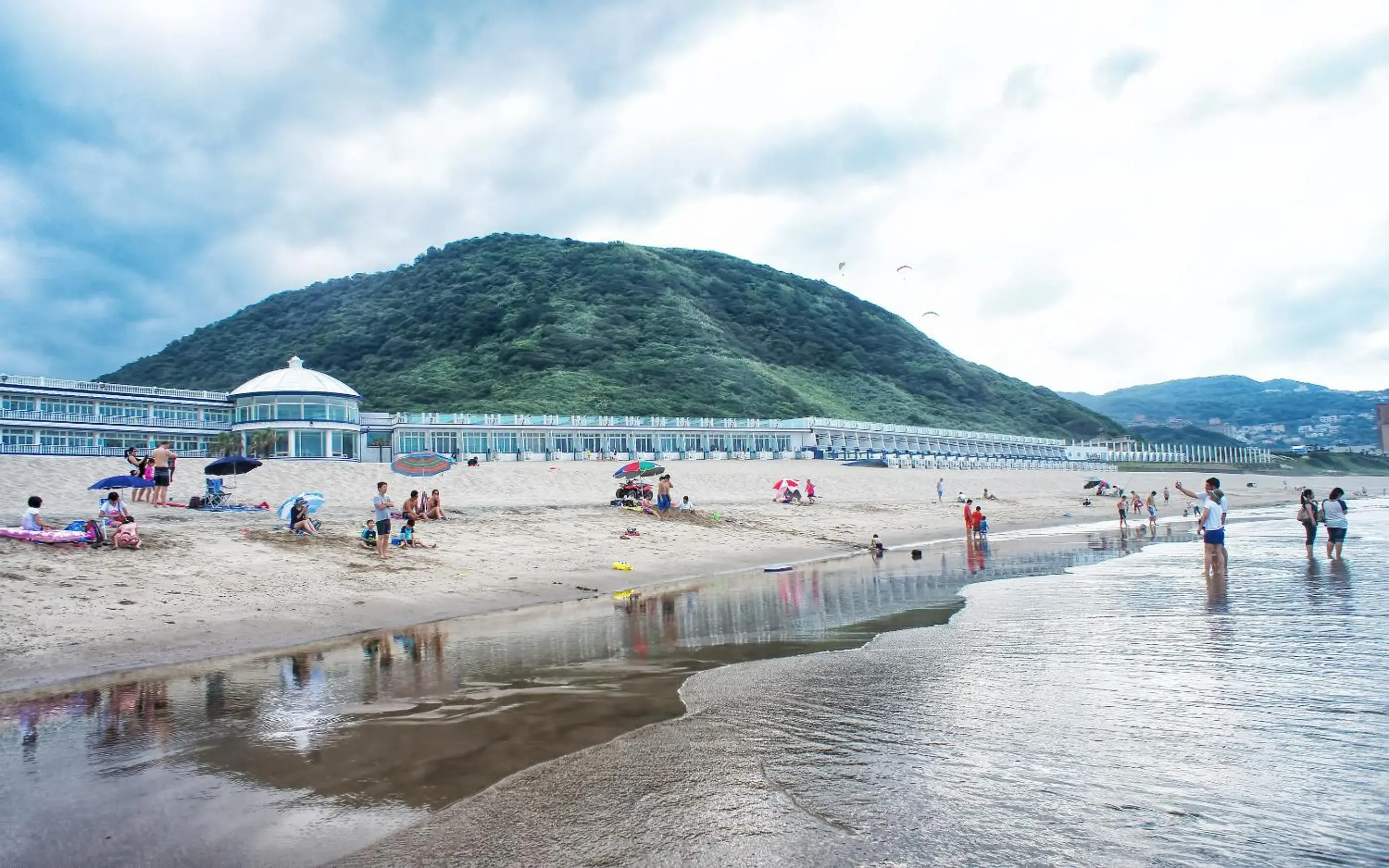 Beach in White House Hot Spring Beach Resort