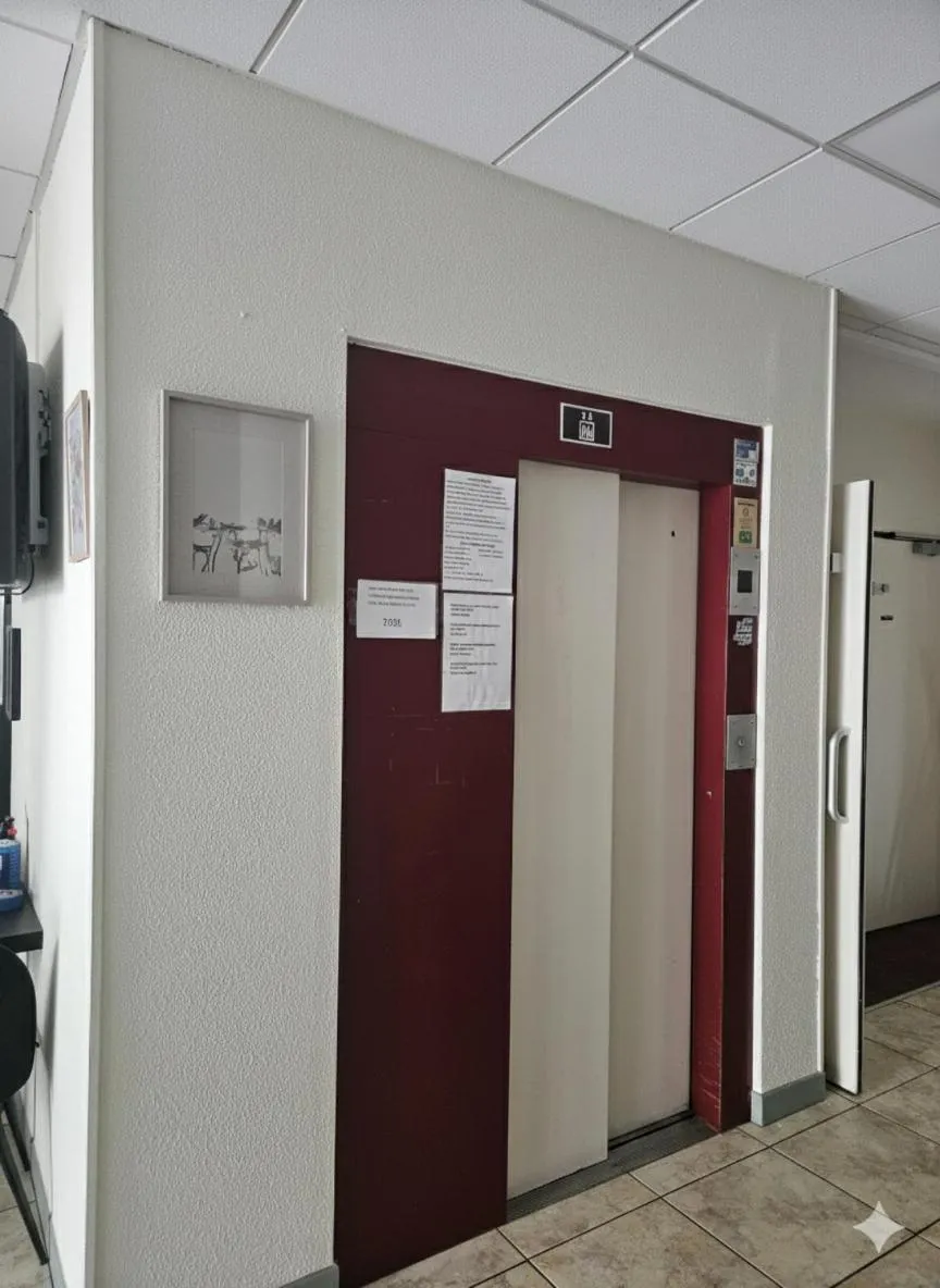 elevator in Hôtel Myosotis