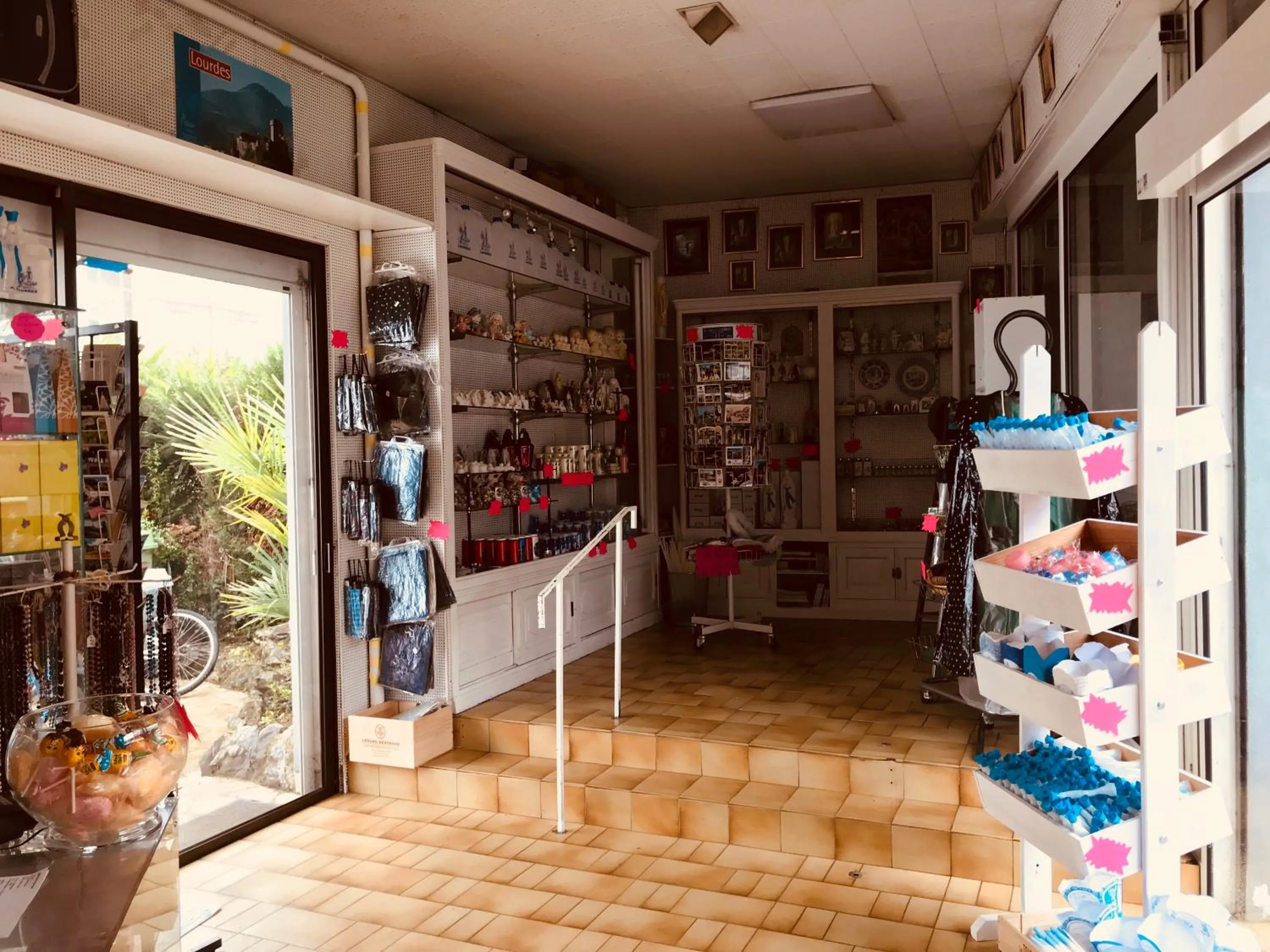 On-site shops in Hôtel Myosotis