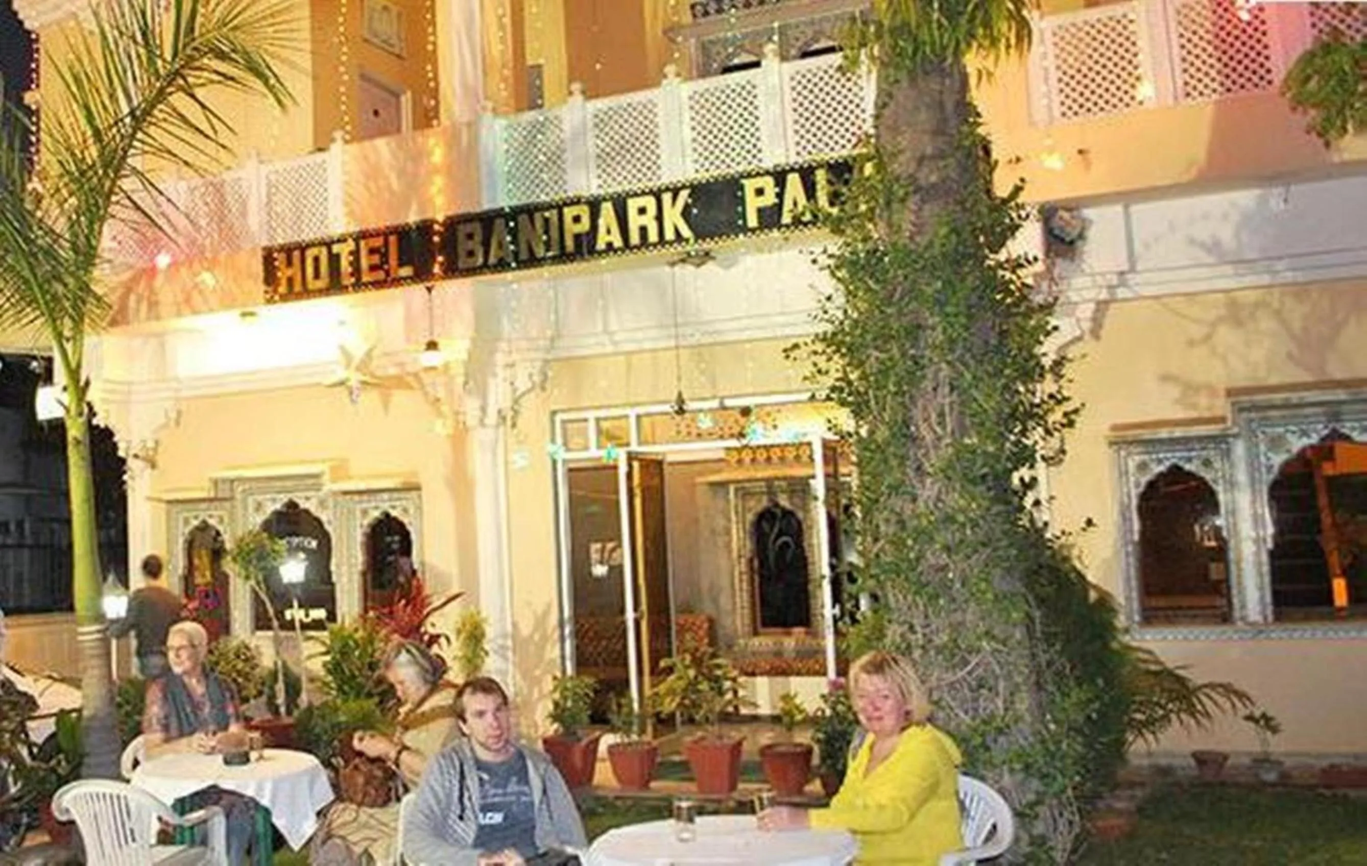 Night in Hotel Bani Park Palace