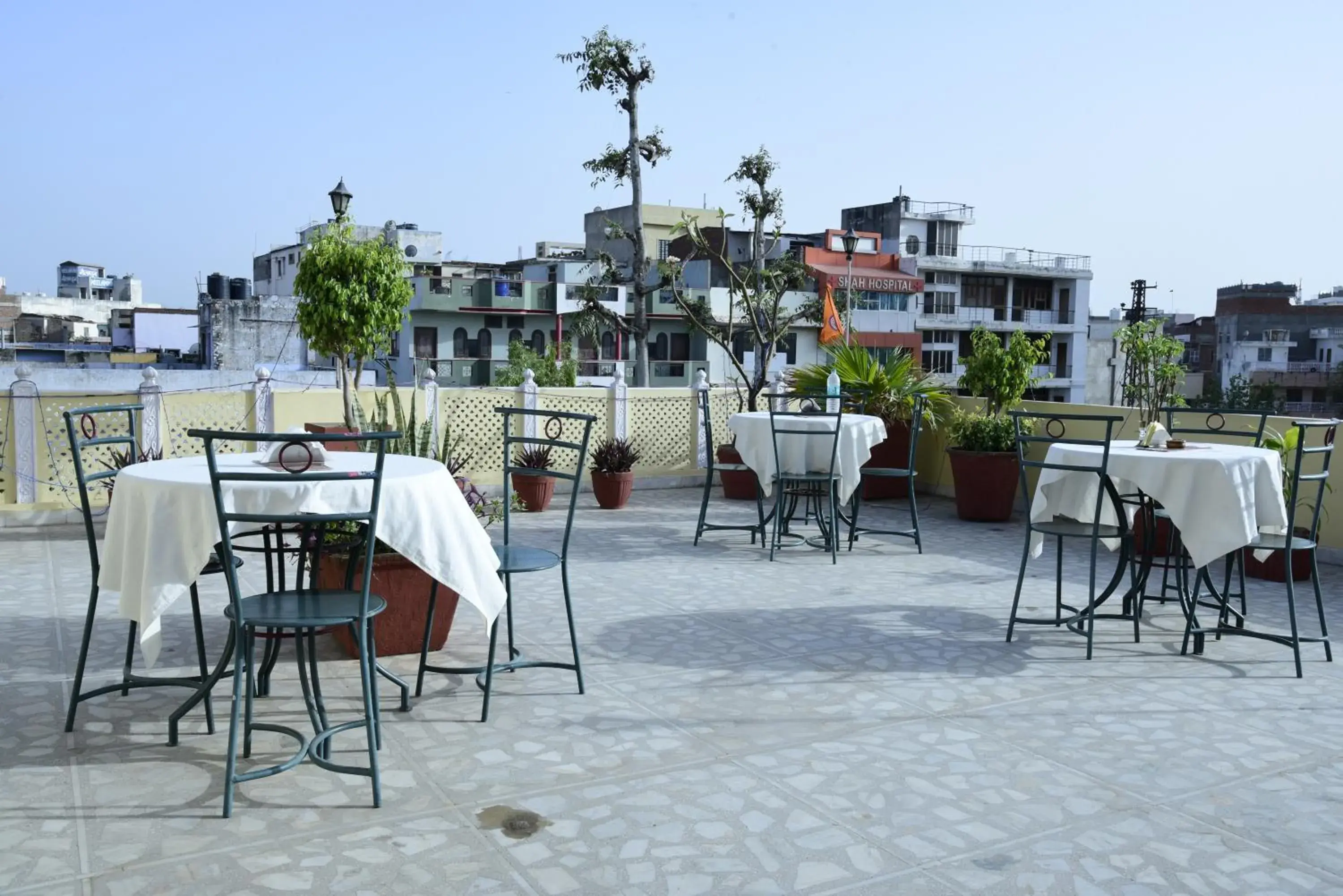 Restaurant/places to eat in Hotel Bani Park Palace Restaurant/places to eat in Hotel Bani Park Palace