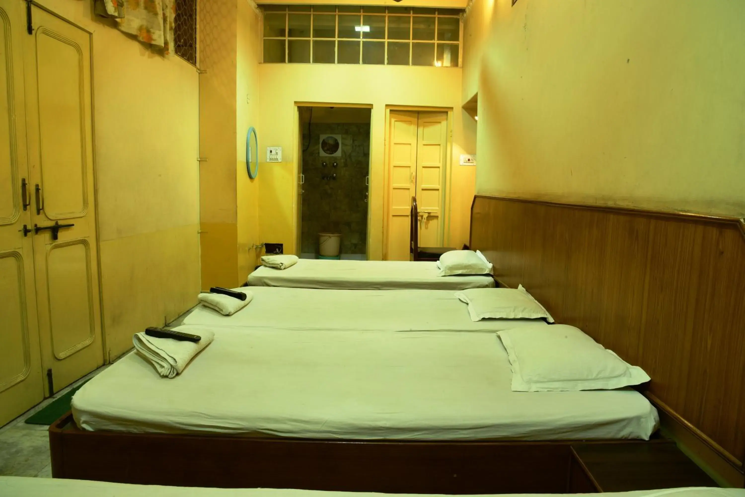 Shower, Bed in Hotel Bani Park Palace Shower, Bed in Hotel Bani Park Palace