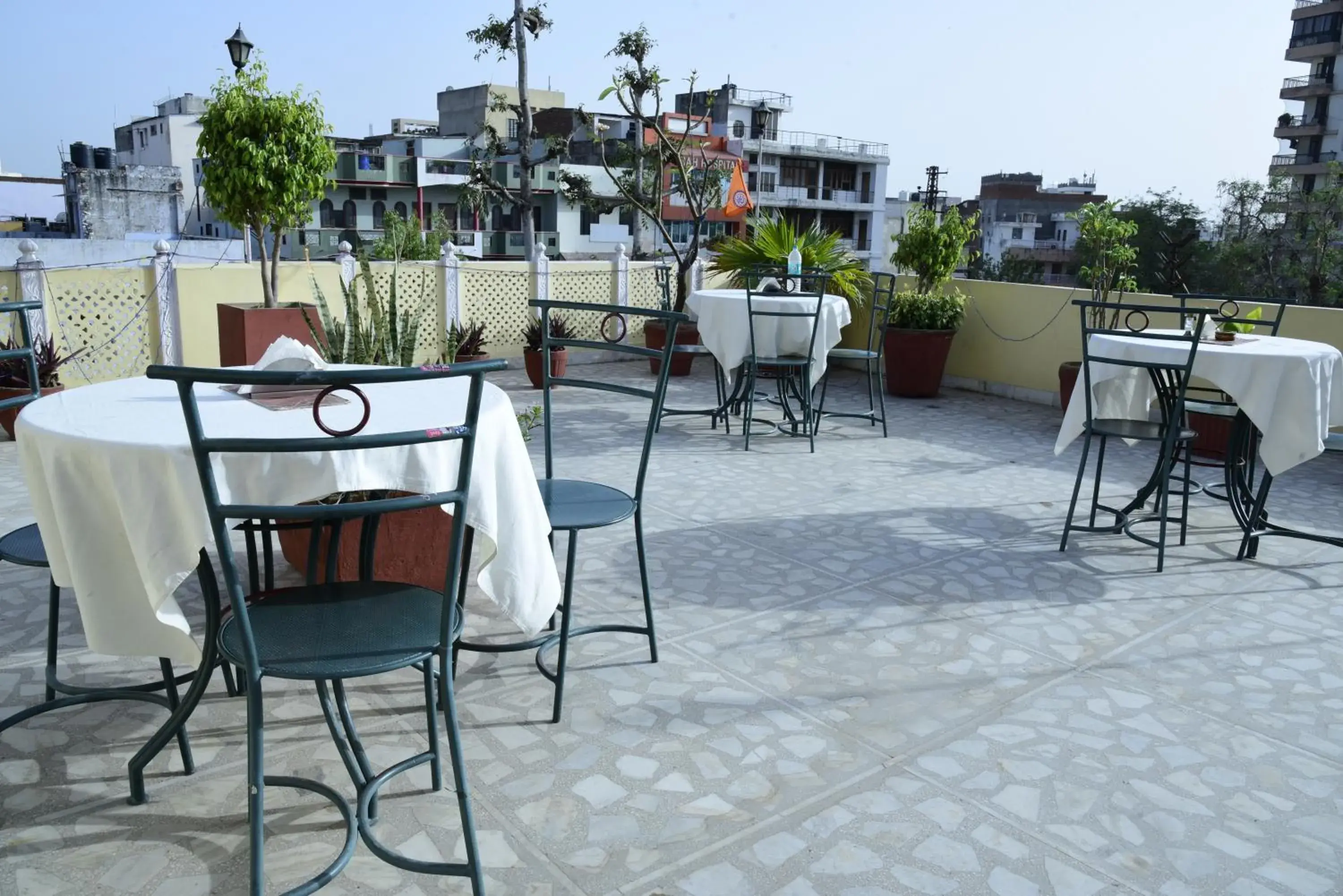 Restaurant/places to eat in Hotel Bani Park Palace Restaurant/places to eat in Hotel Bani Park Palace