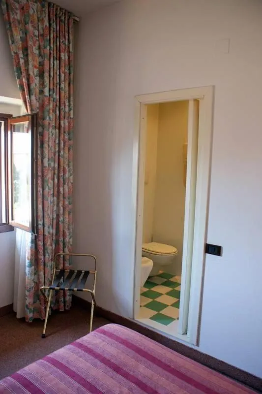 Bathroom, Bed in Hotel Il Pino