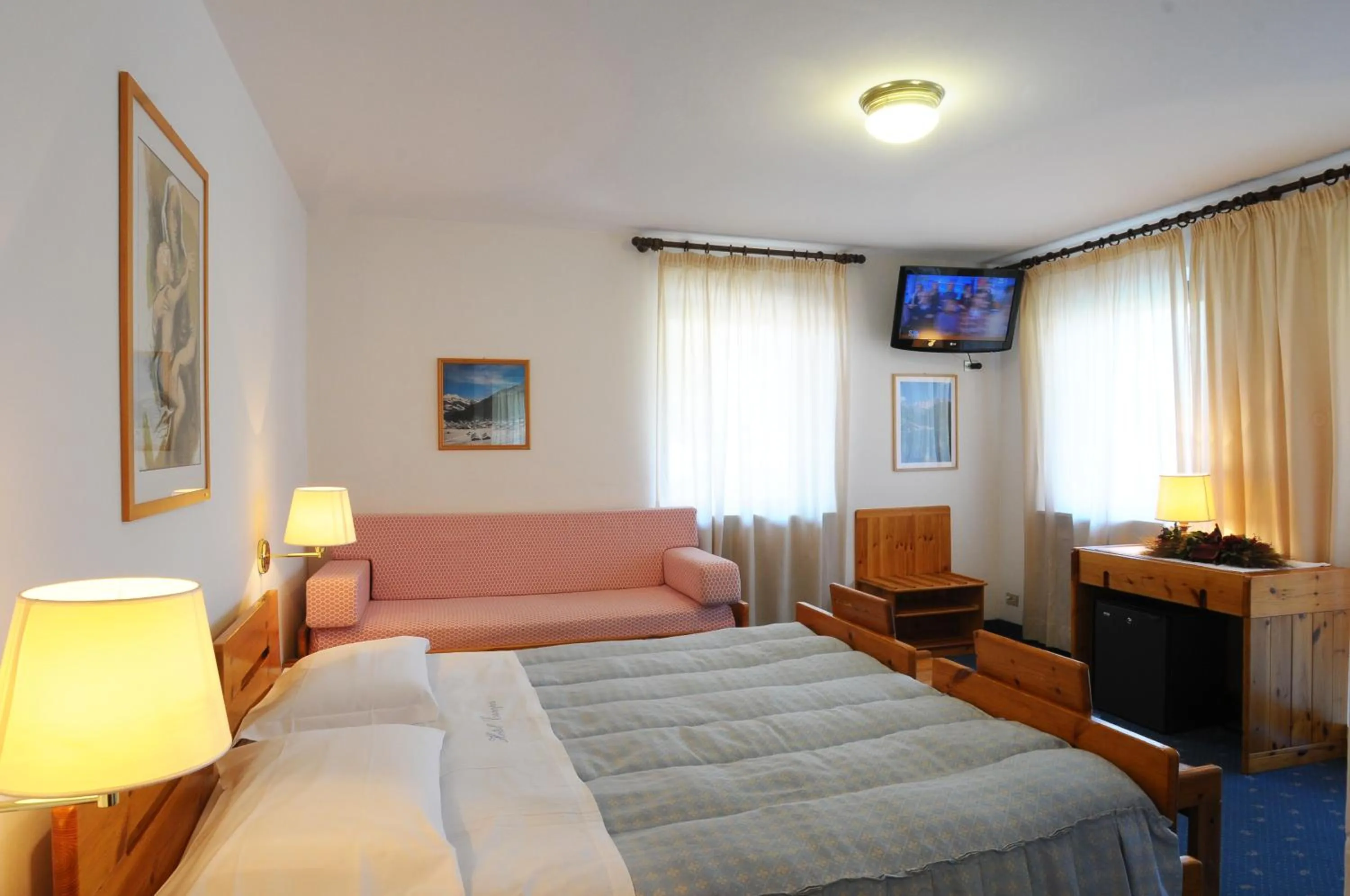Photo of the whole room, Bed in Sporthotel Europa Sul Lago