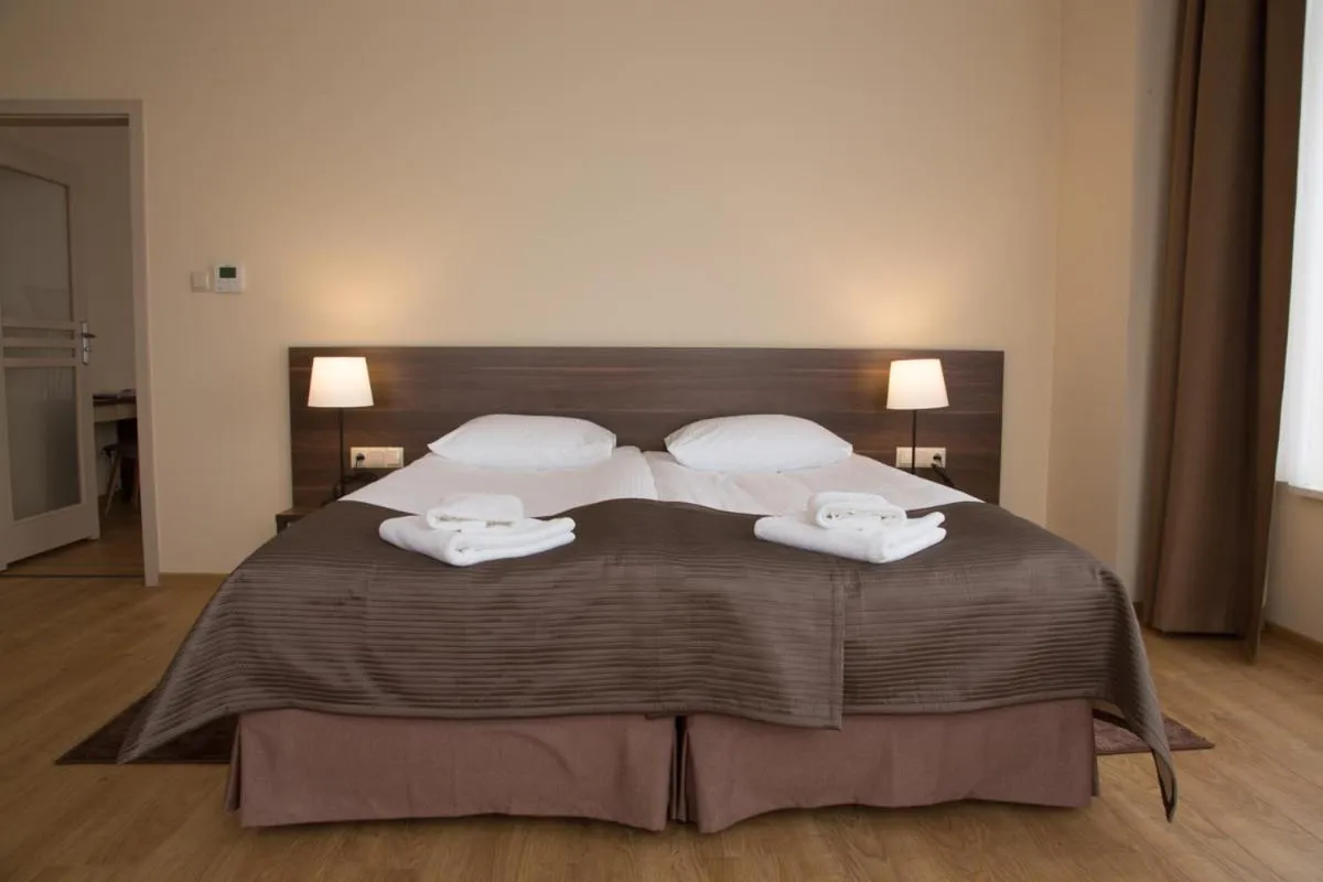 Bed in Glas-Hotel 4*