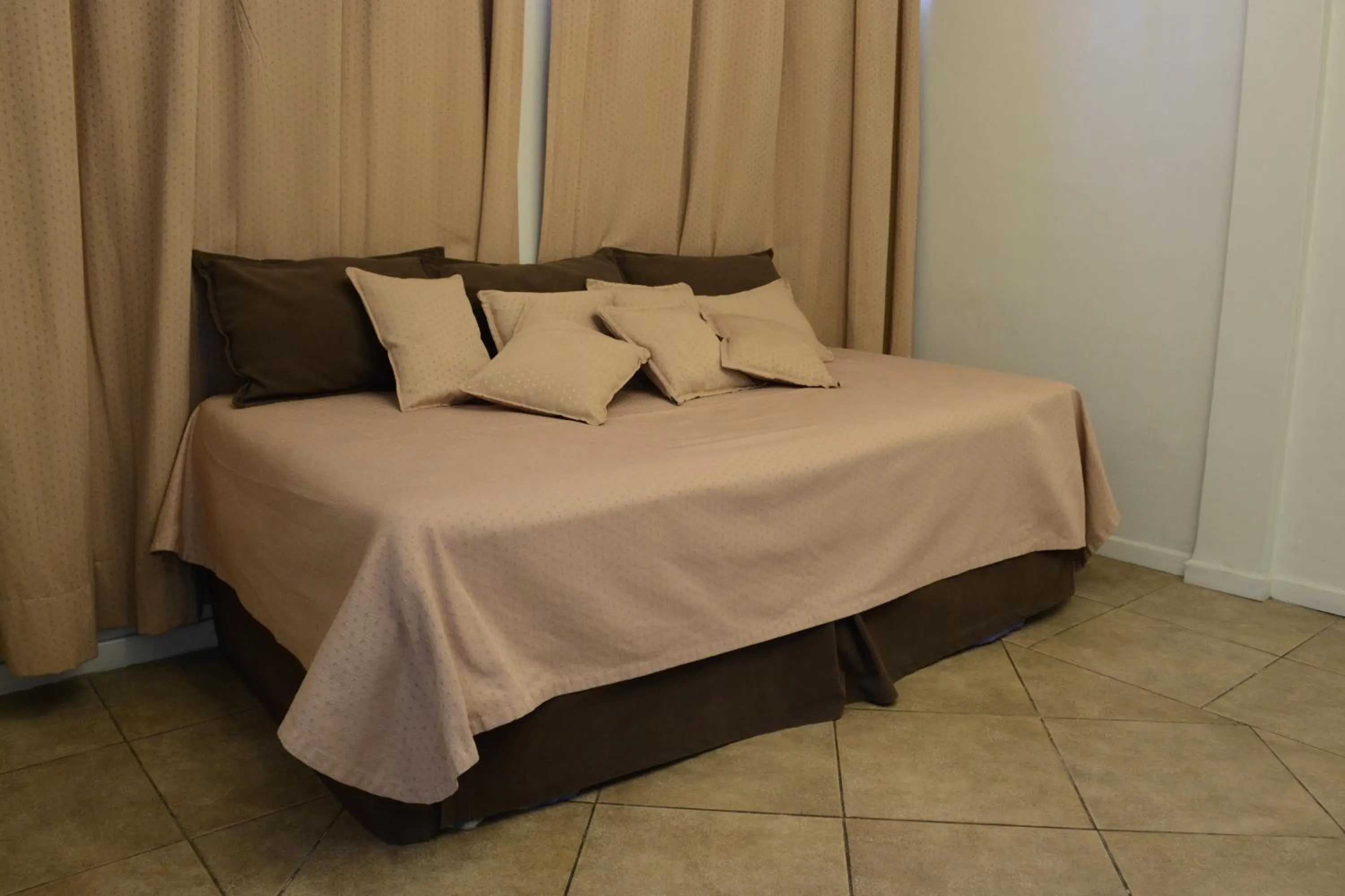 Living room, Bed in Apart Hotel Maue