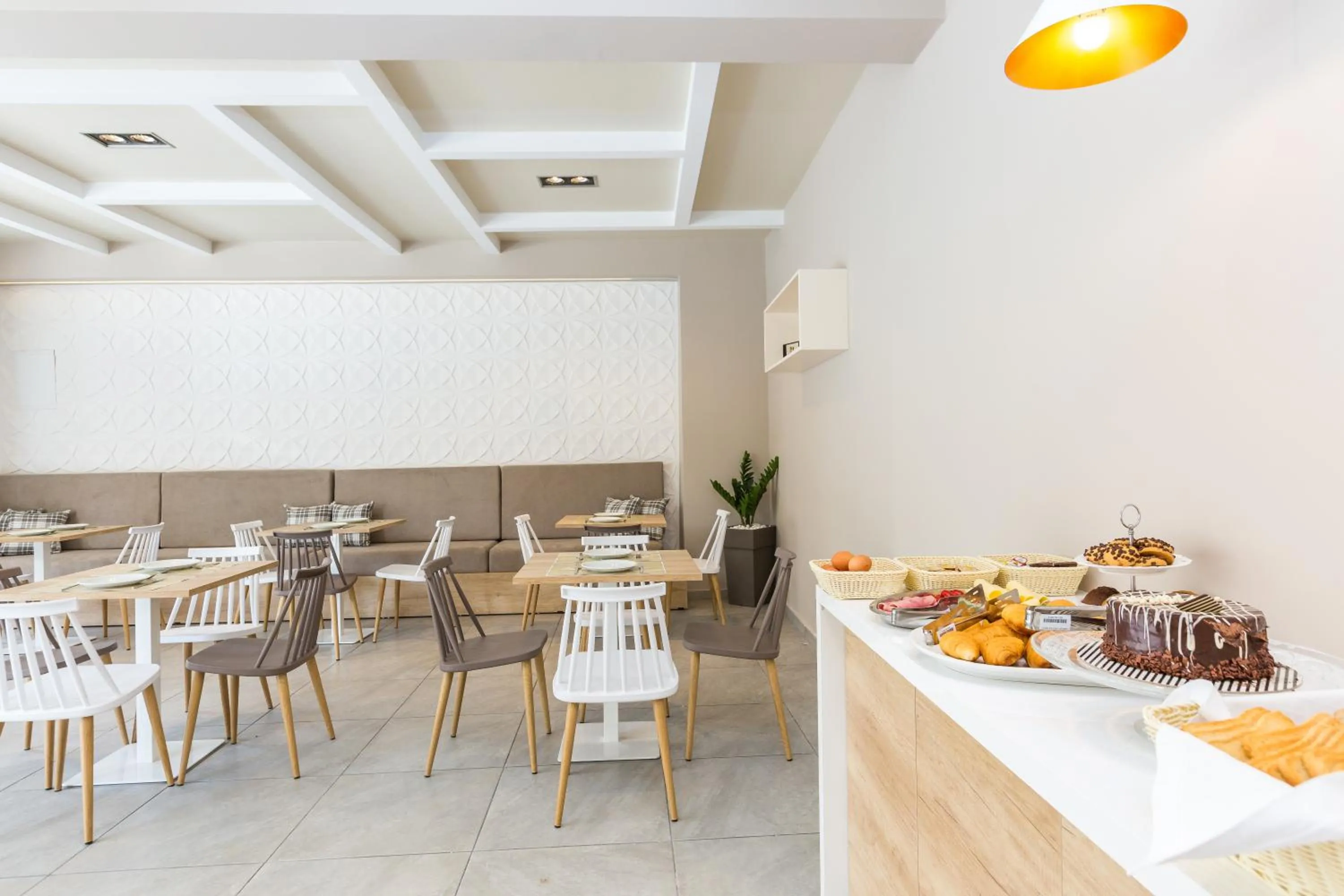 Restaurant/places to eat in Amalia Apartments