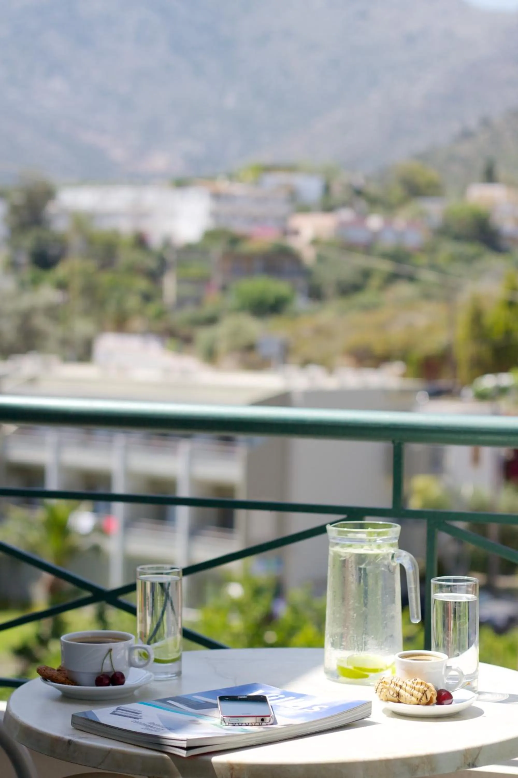 Coffee/tea facilities in Amalia Apartments