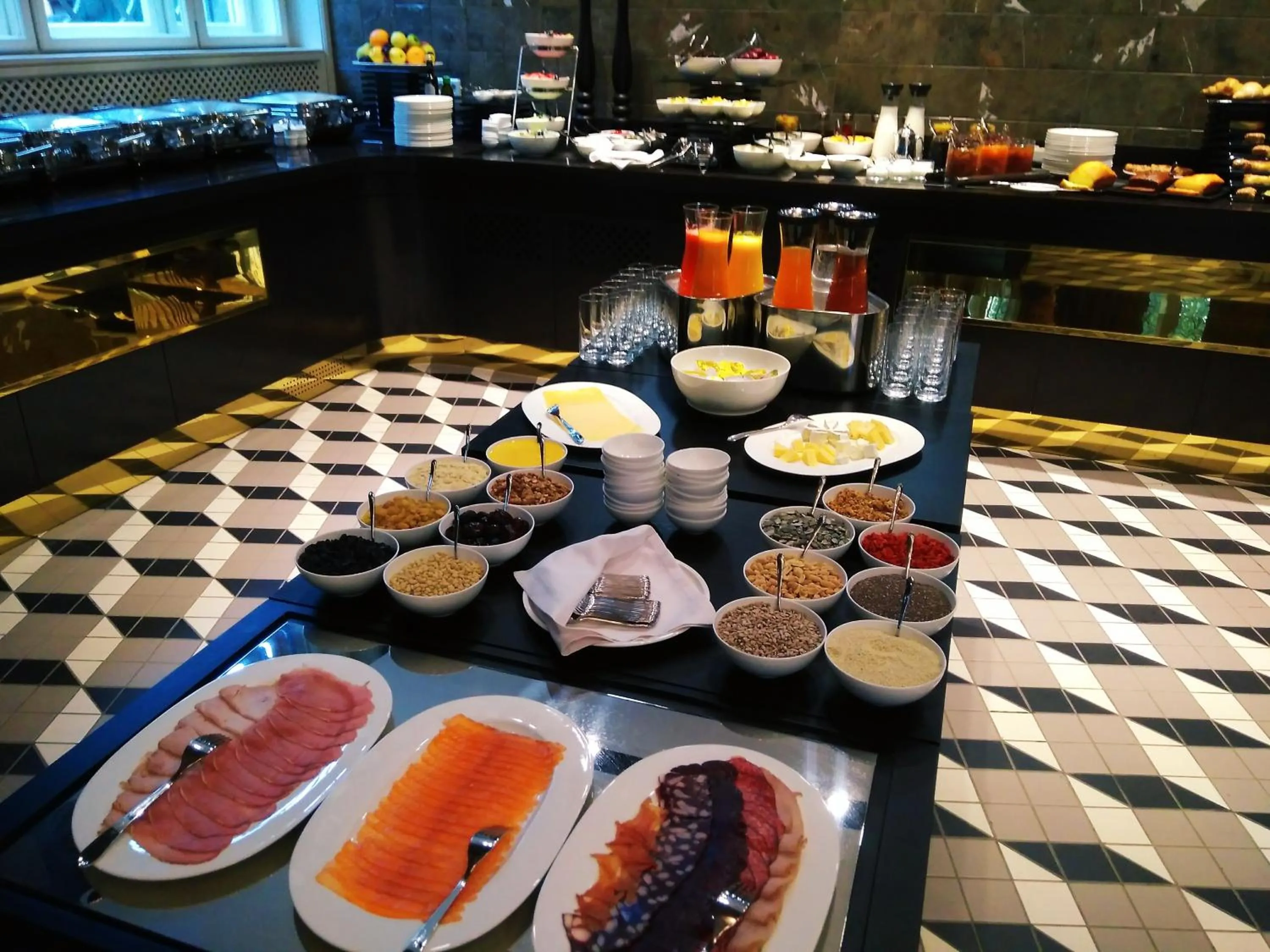 Buffet breakfast in BANKHOTEL