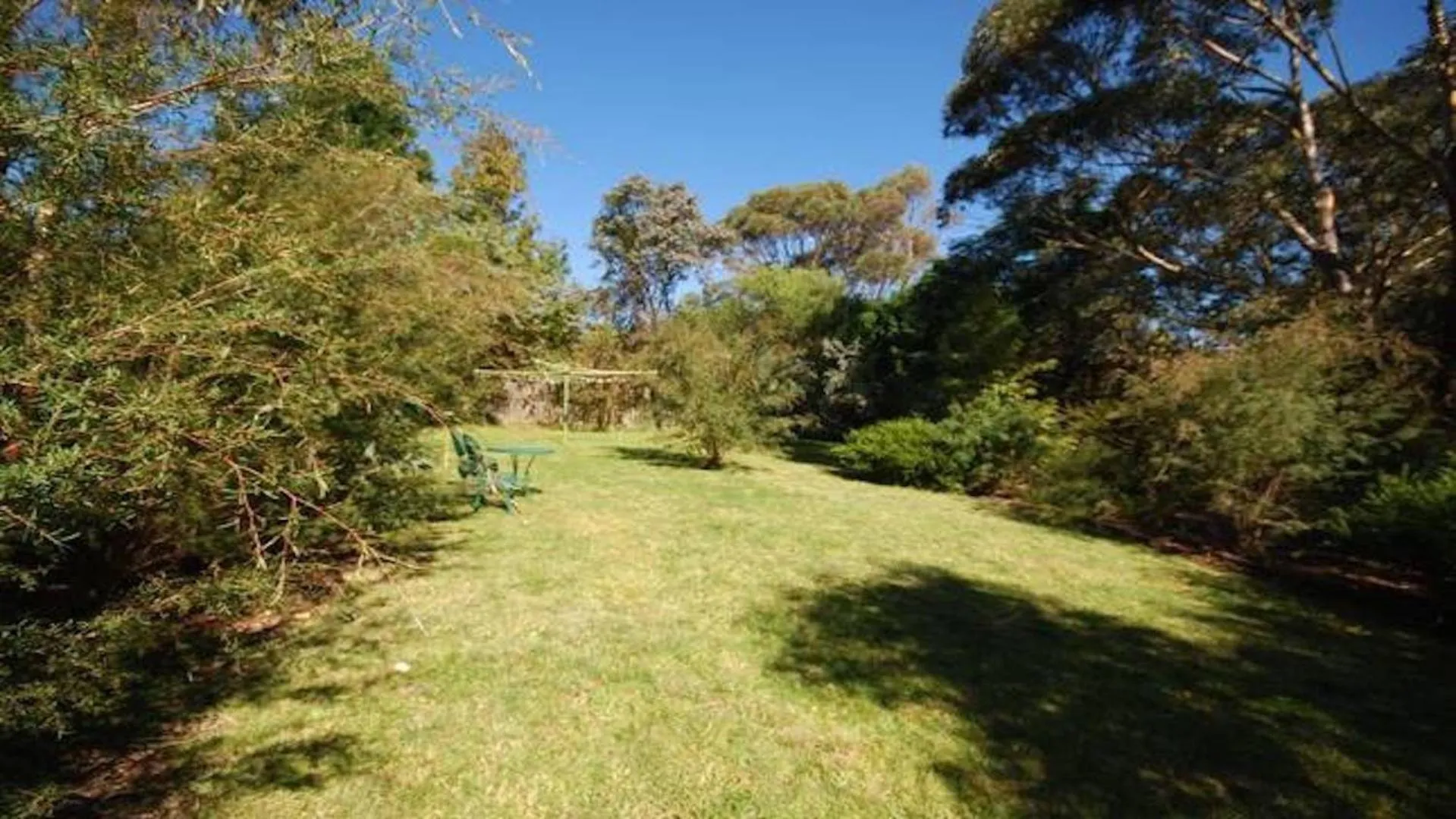 Garden view in Sublime Cedar Lodge Leura