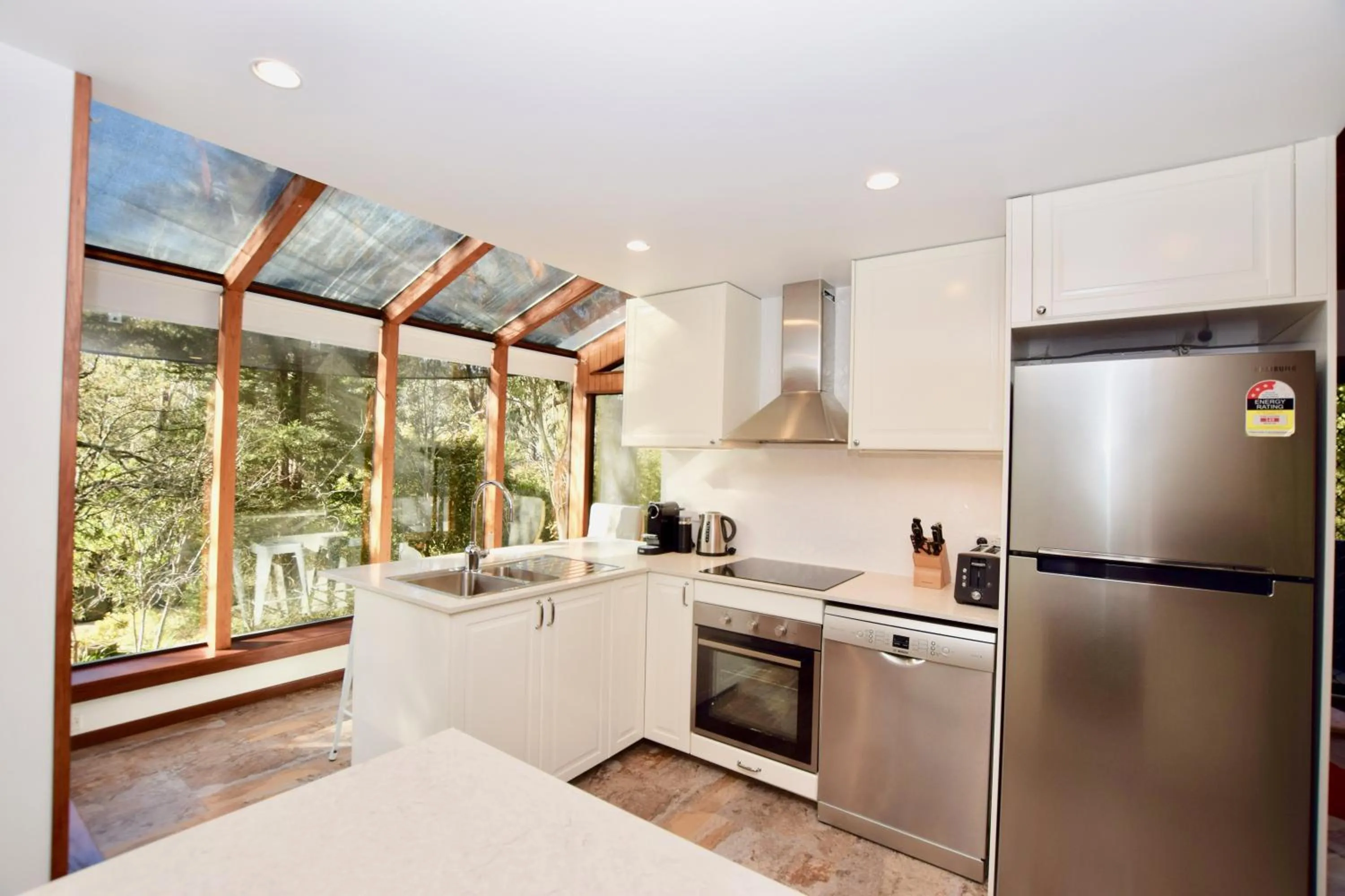 Kitchen or kitchenette in Sublime Cedar Lodge Leura