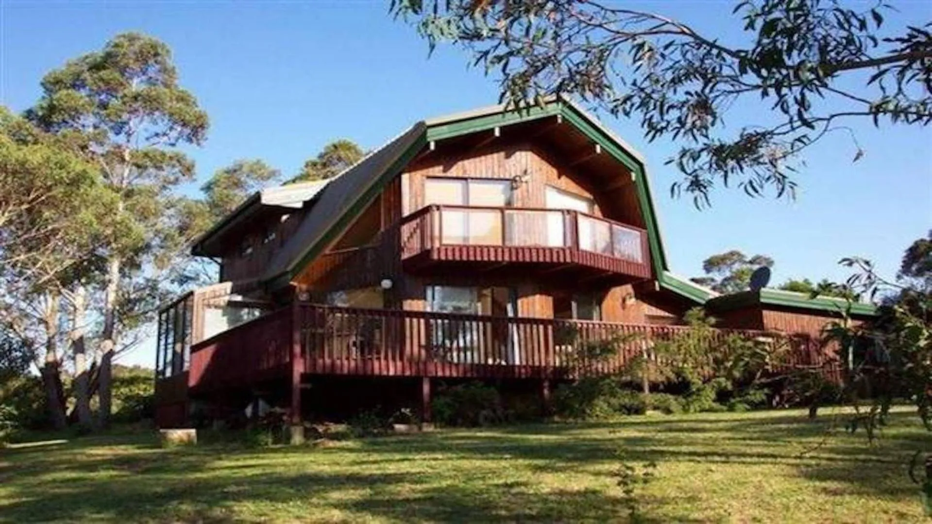 Garden view in Sublime Cedar Lodge Leura