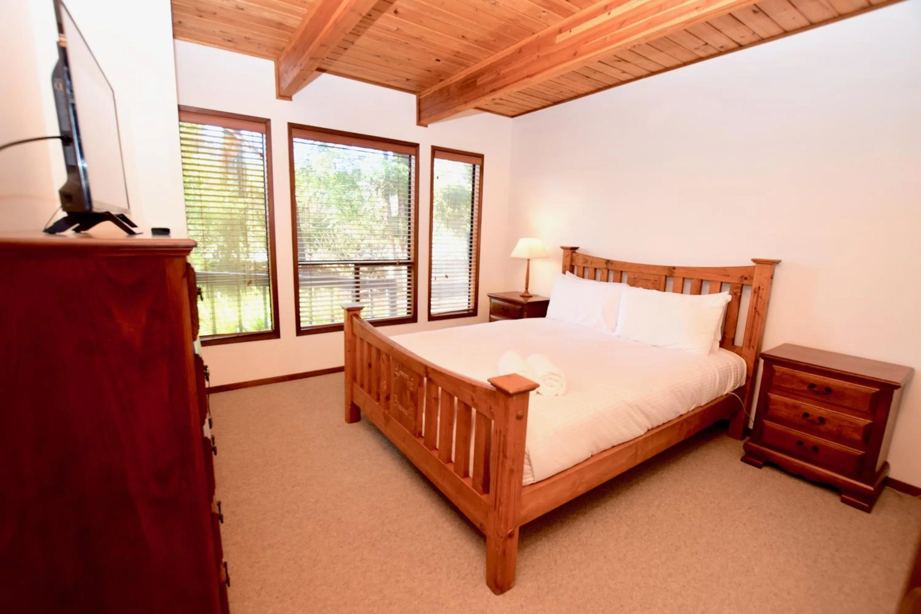Bed in Sublime Cedar Lodge Leura
